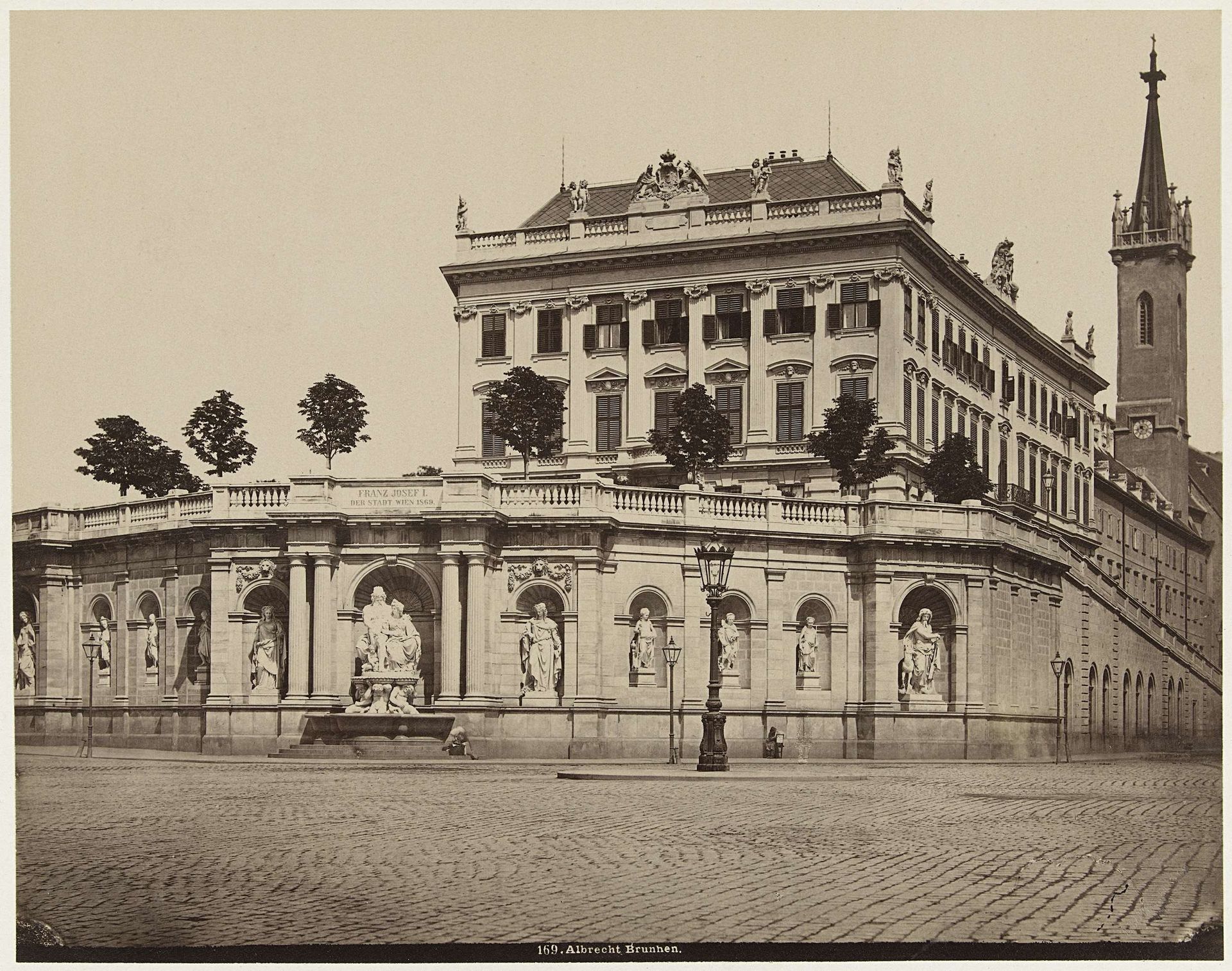 Albrechtsbrunnen voor paleis Erzherzog Albrecht in Wenen, Oostenrijk by M. Frankenstein & Co.