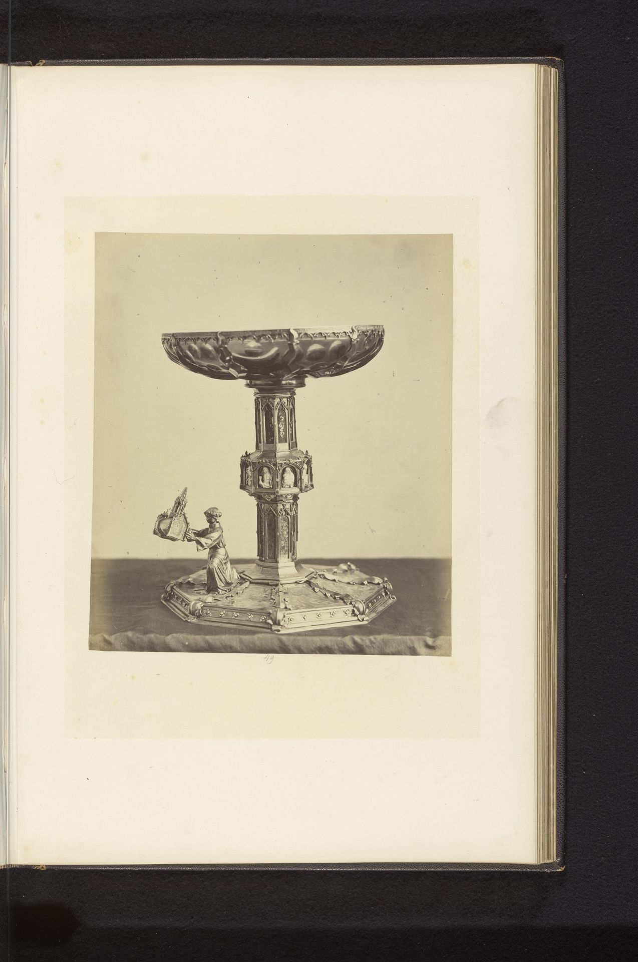 Kelk van glas en metaal ter ere van de heilige Gertrudis uit de Sint-Gertrudiskerk in Nijvel, opgesteld op een tentoonstelling over religieuze objecten uit de middeleeuwen en renaissance in 1864 in Mechelen by Joseph Maes