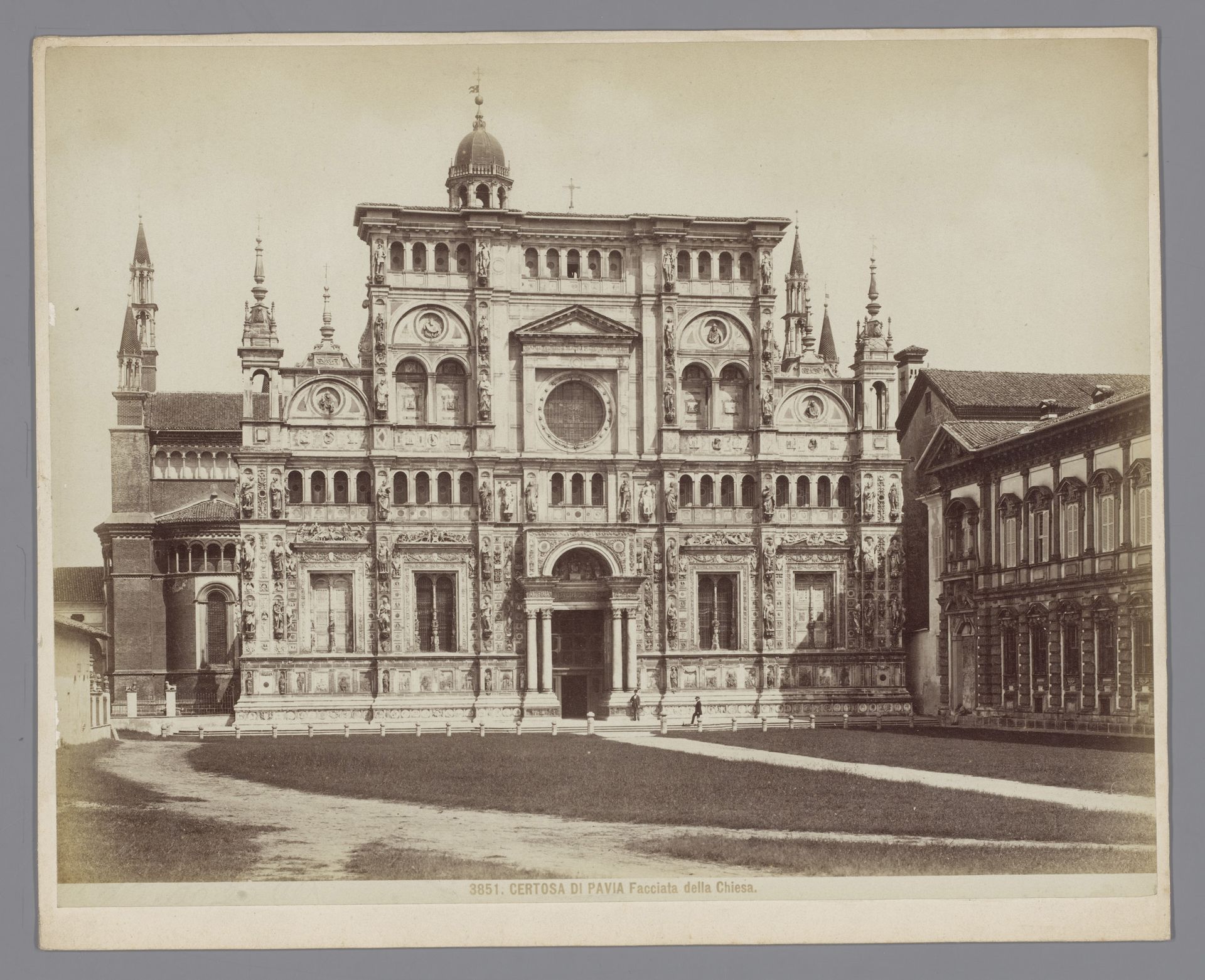 Façade van de kloosterkerk van Pavia by Giacomo Brogi