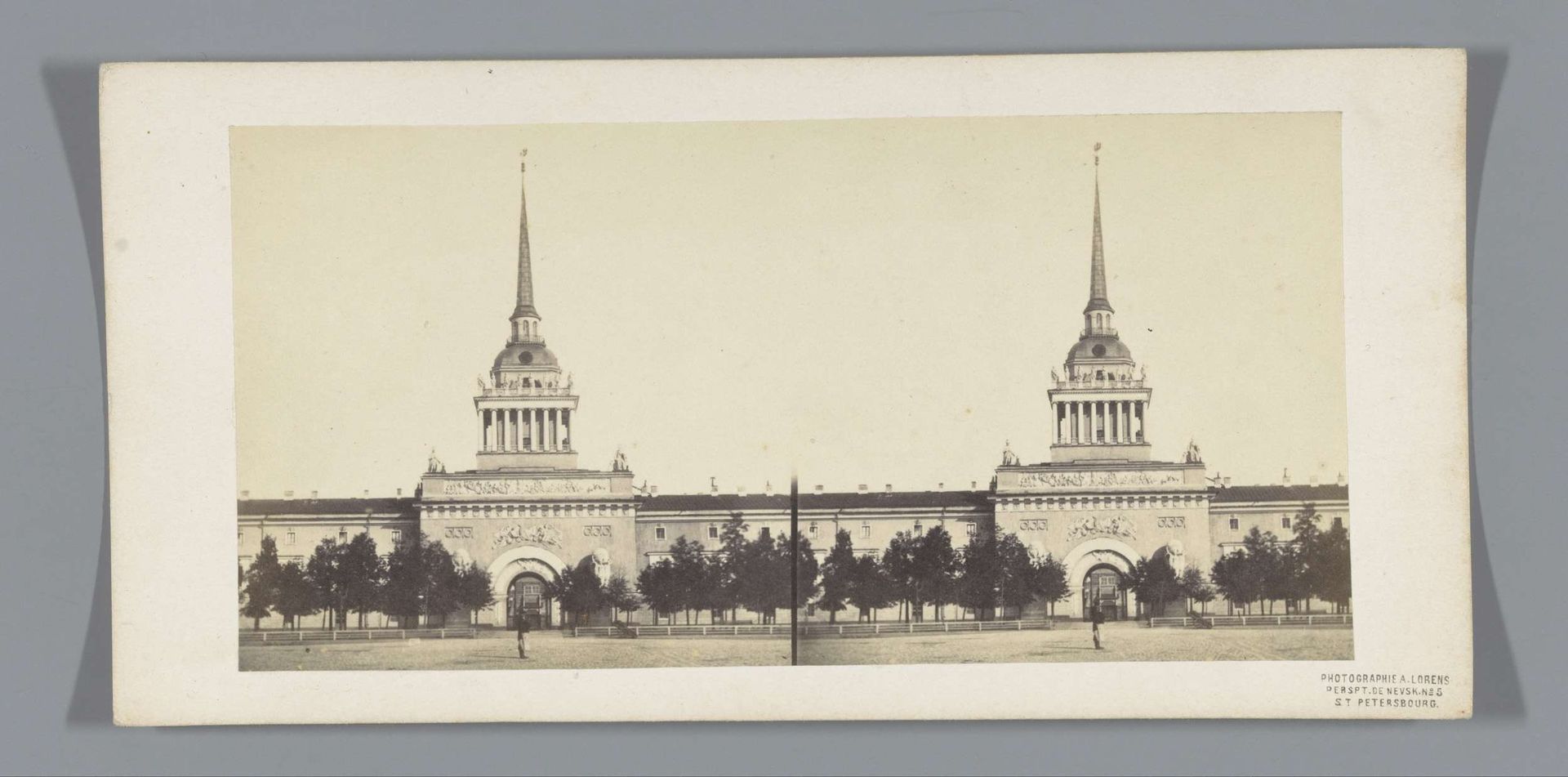 Gezicht op de Admiraliteitstoren in Sint-Petersburg by Alfred Lorens