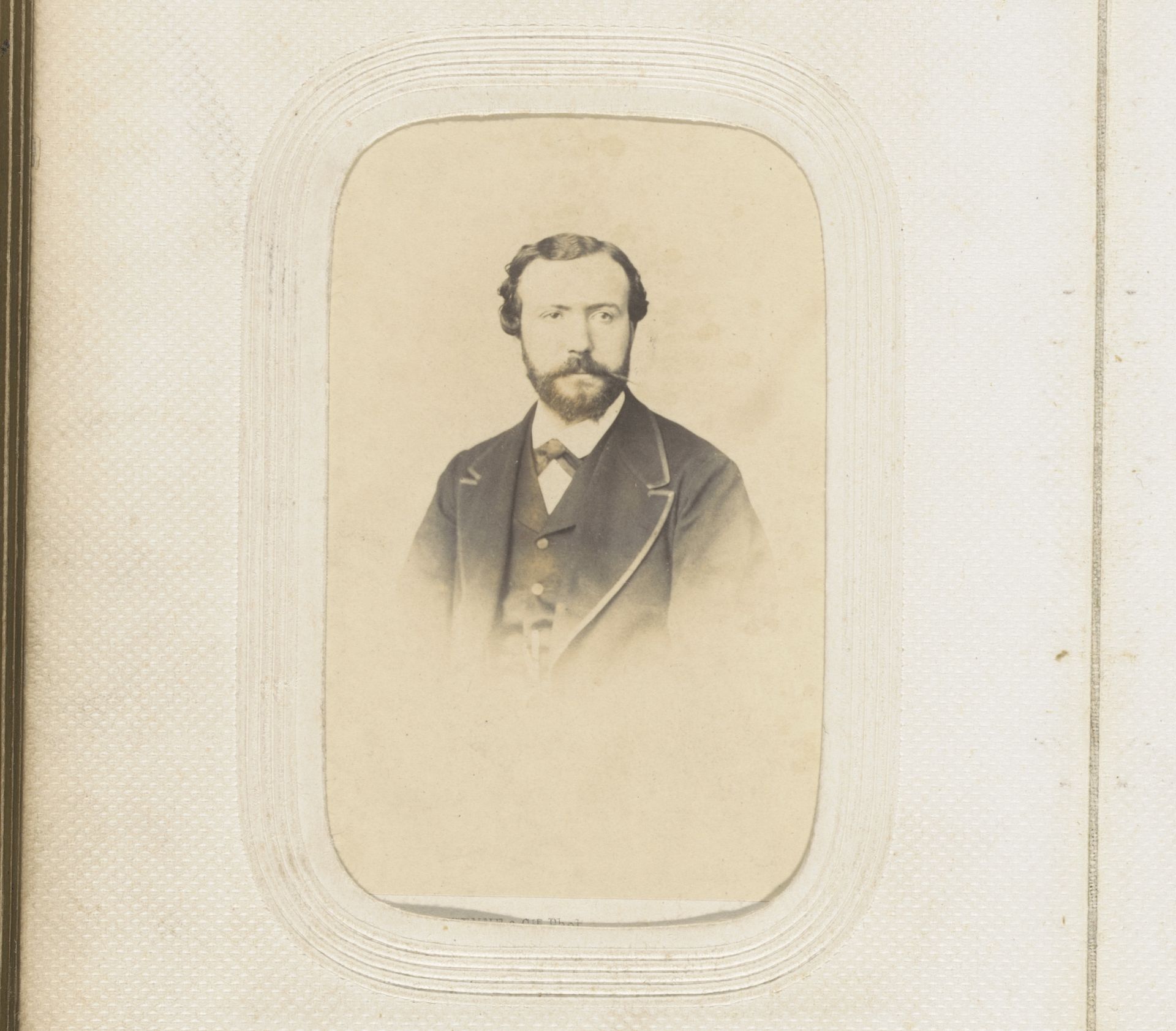 Portret van een man met baard by Susse frères Estienne et Cie.