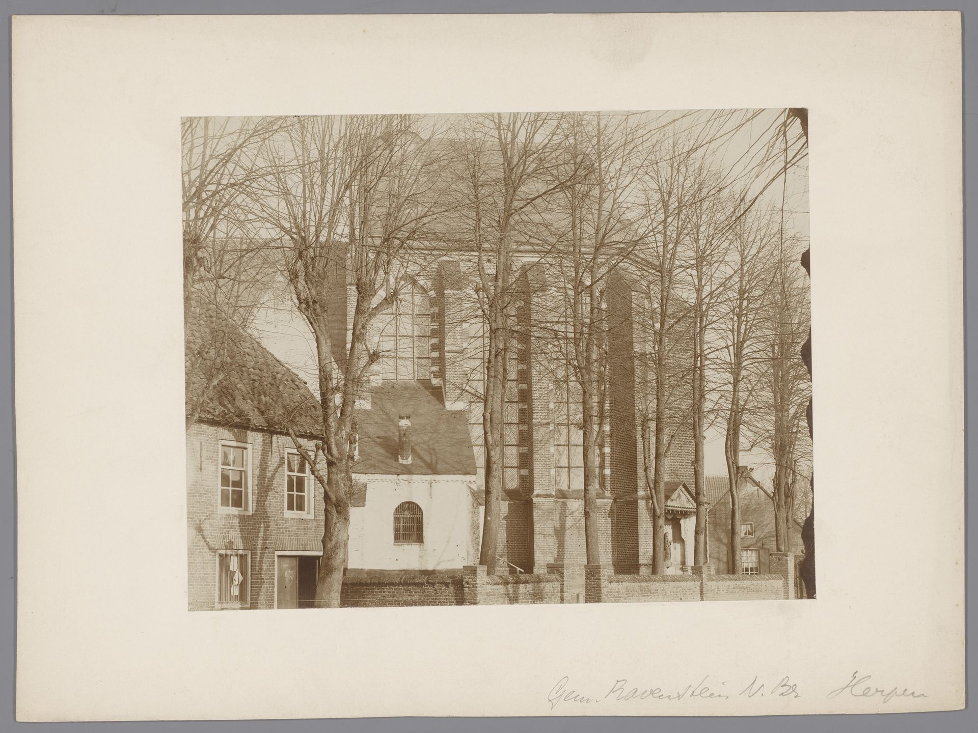 Gezicht op het koor van de Sint-Sebastianuskerk te Herpen by anoniem (Monumentenzorg)