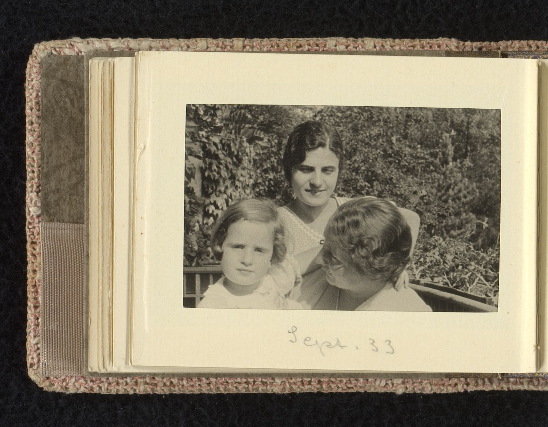 Isabel Wachenheimer in de tuin met het kindermeisje en tante Trude of Hede, juni-augustus 1933, Hamburg by familie Wachenheimer