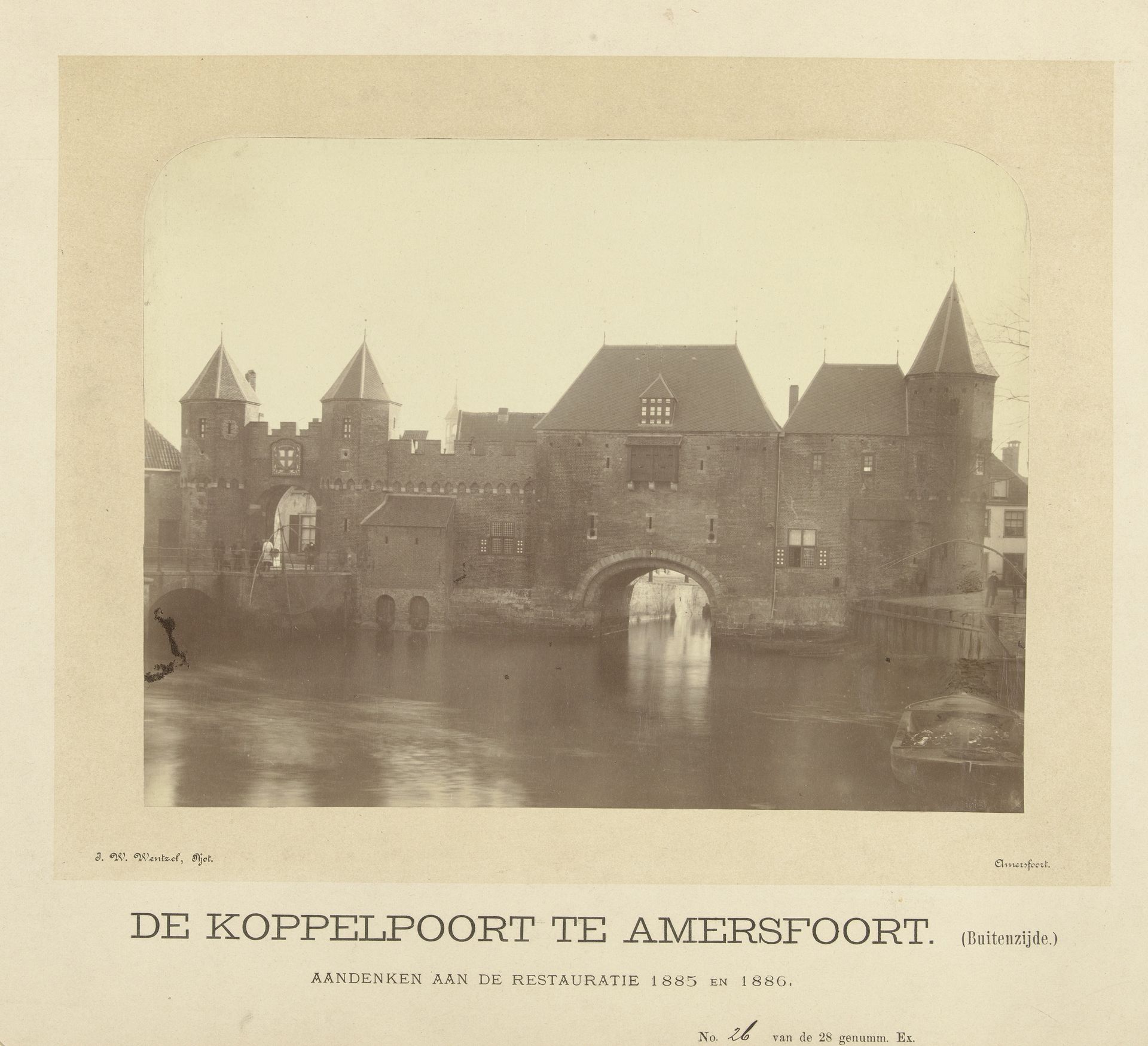 De Koppelpoort te Amersfoort (Buitenzijde). Aandenken aan de restauratie 1885 en 1886. by J.W. Wentzel