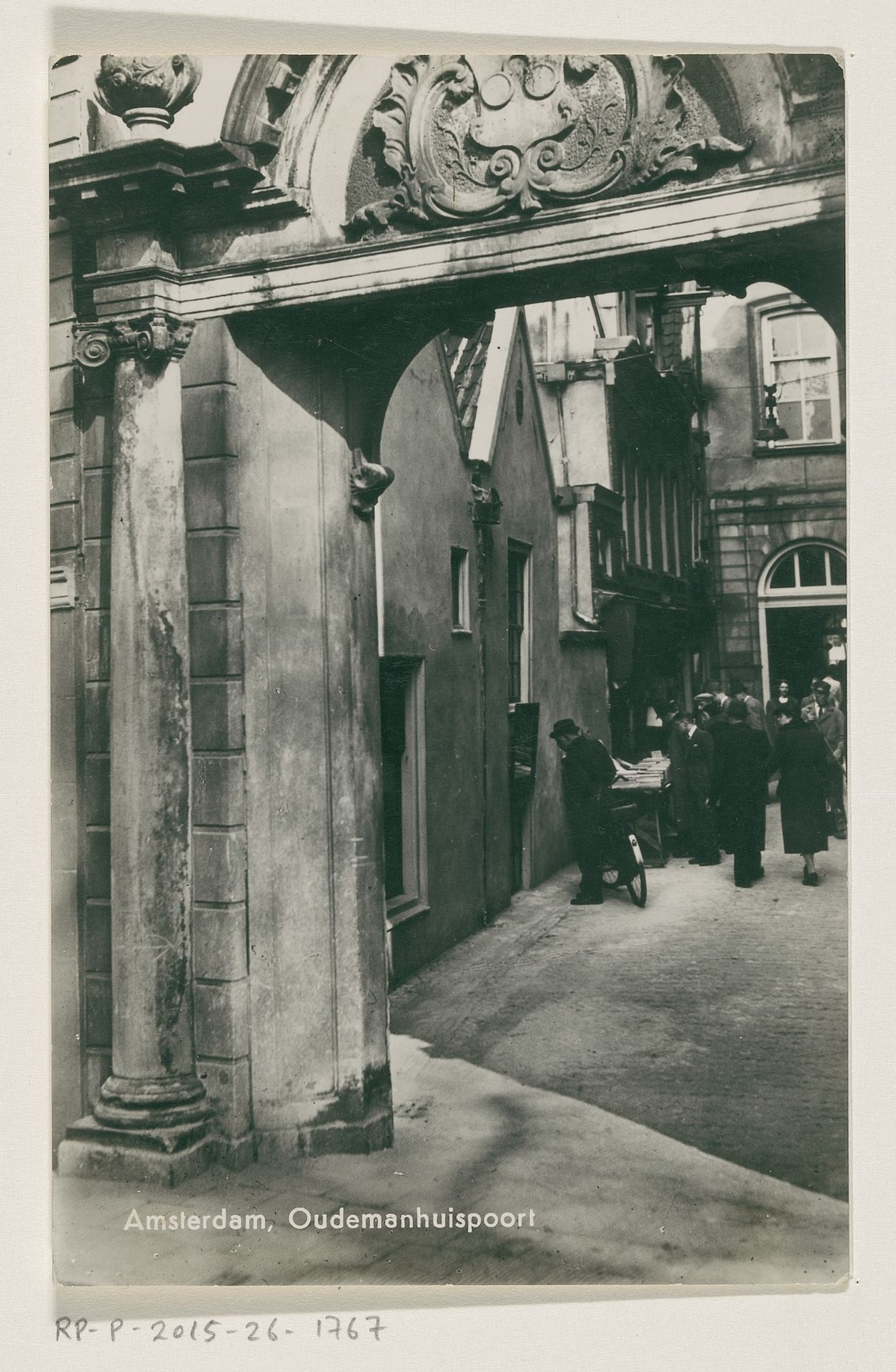 Gezicht op de Oudemanhuispoort te Amsterdam by Anonymous