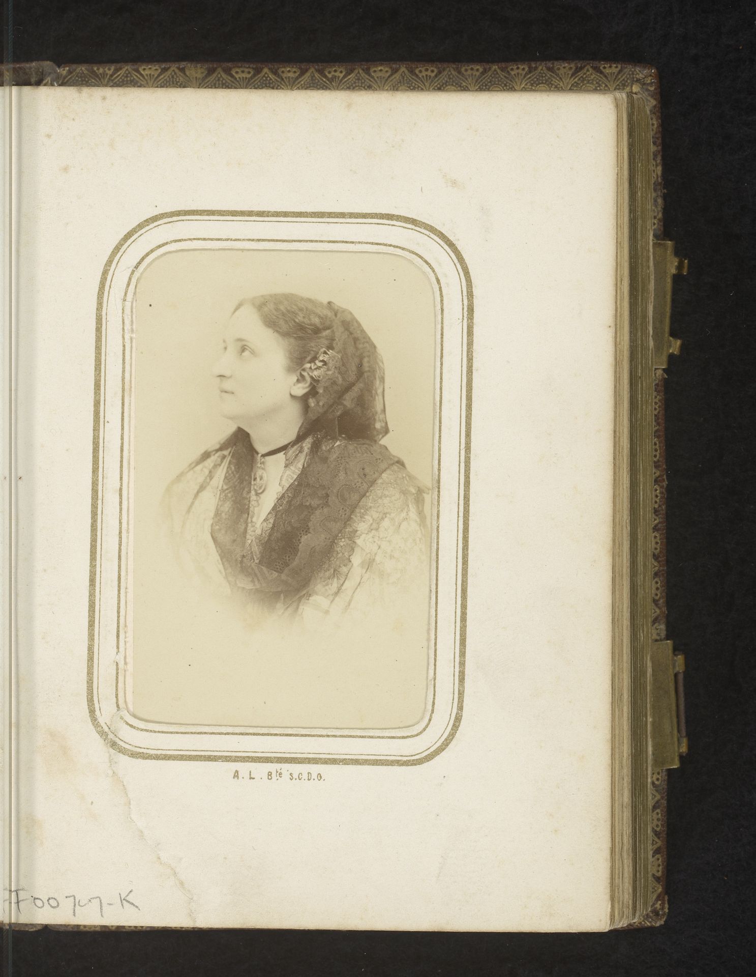 Portret van een vrouw by André-Adolphe-Eugène Disdéri