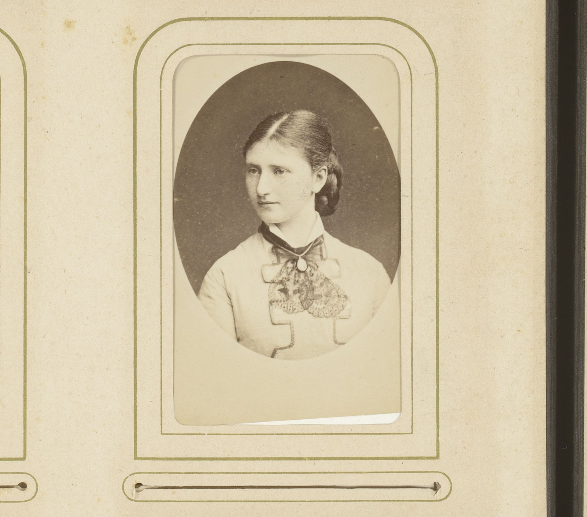Portret van een jonge vrouw met halsketting met medaillon by Carel Eduard Westerborg