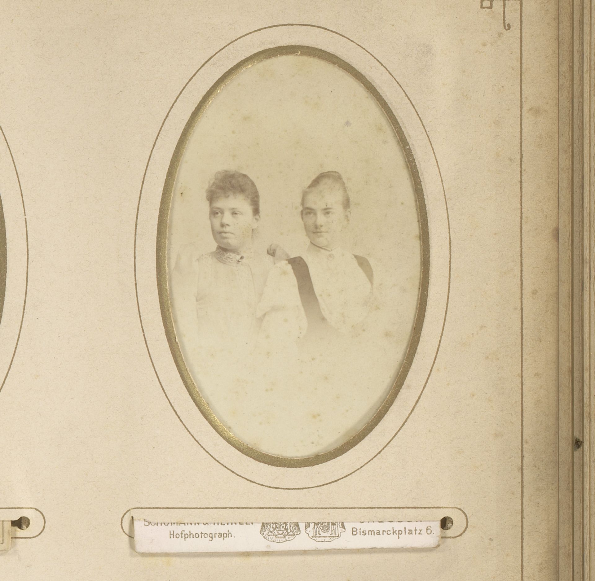 Portret van een twee vrouwen by Schumann & Heinelt