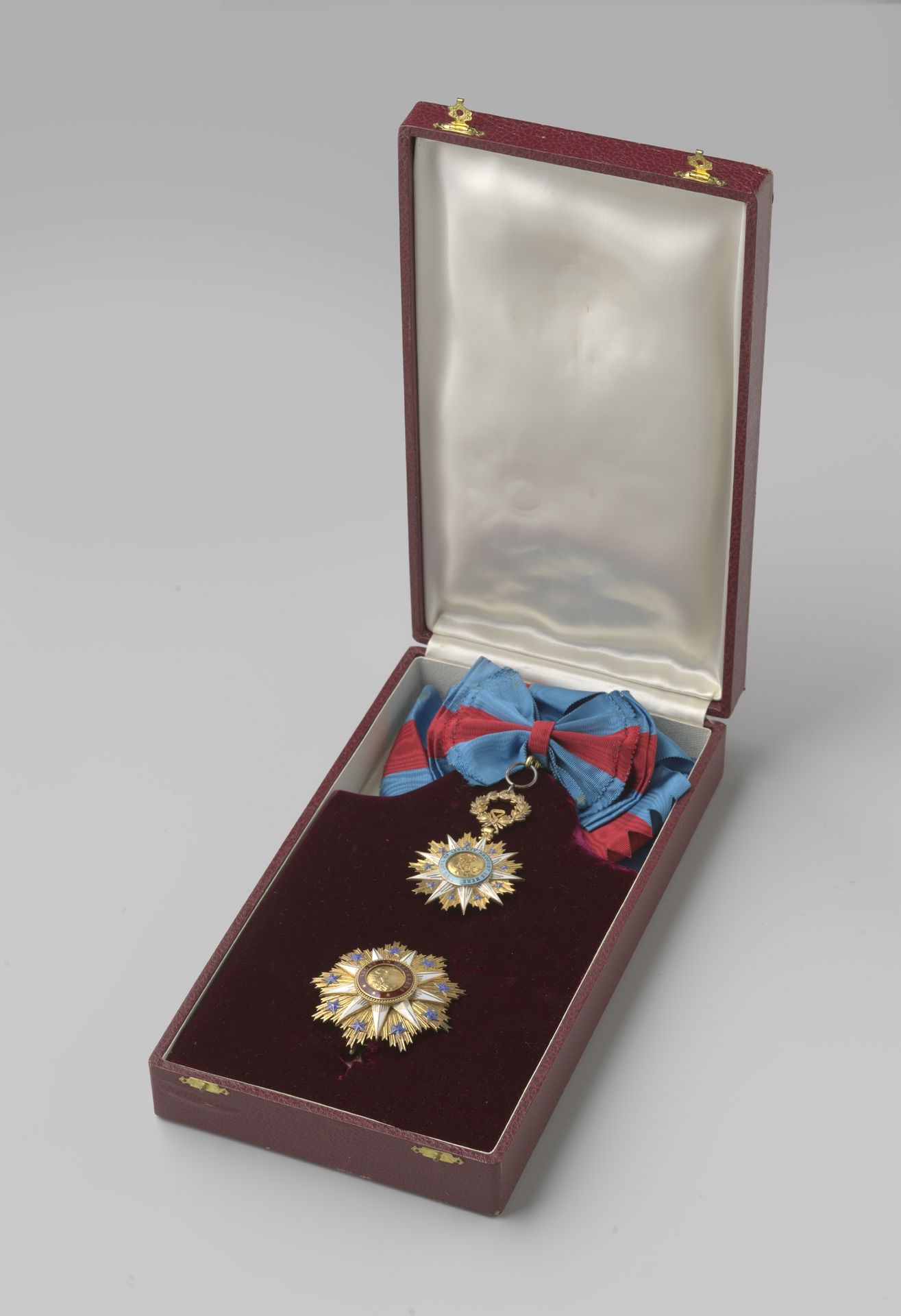 Liberiaanse ridderorde (Order of the Star of Africa), ontvangen door Willem Drees by Anonymous