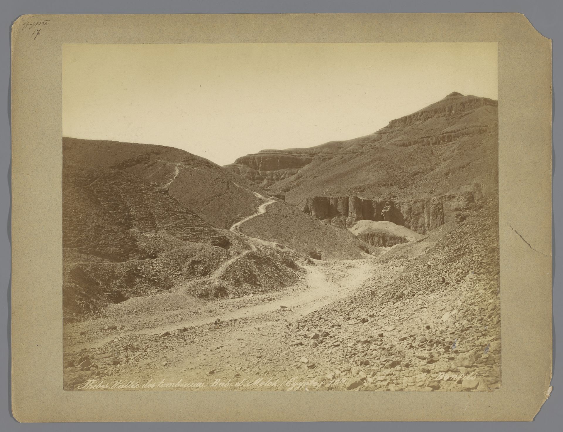 Gezicht op de Vallei der Koningen nabij Luxor by Maison Bonfils