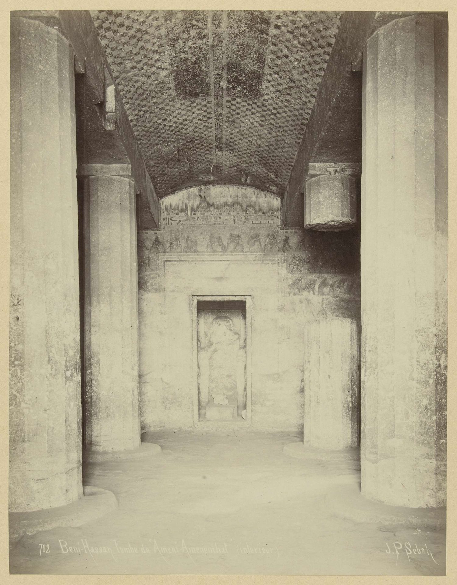 Interieur van de tombe van Amenemhat te Beni Hassan by Jean Pascal Sébah