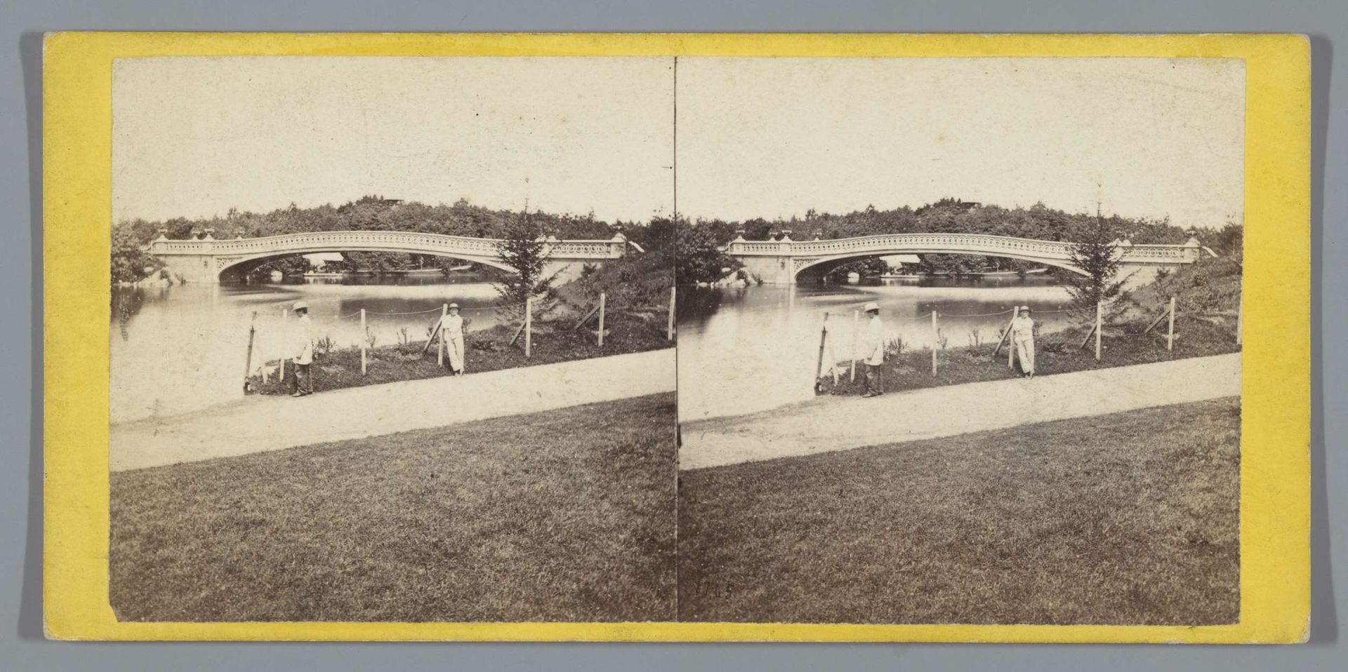 Gezicht op de 'Bow Bridge' in Central Park, New York by Thomas C. Roche