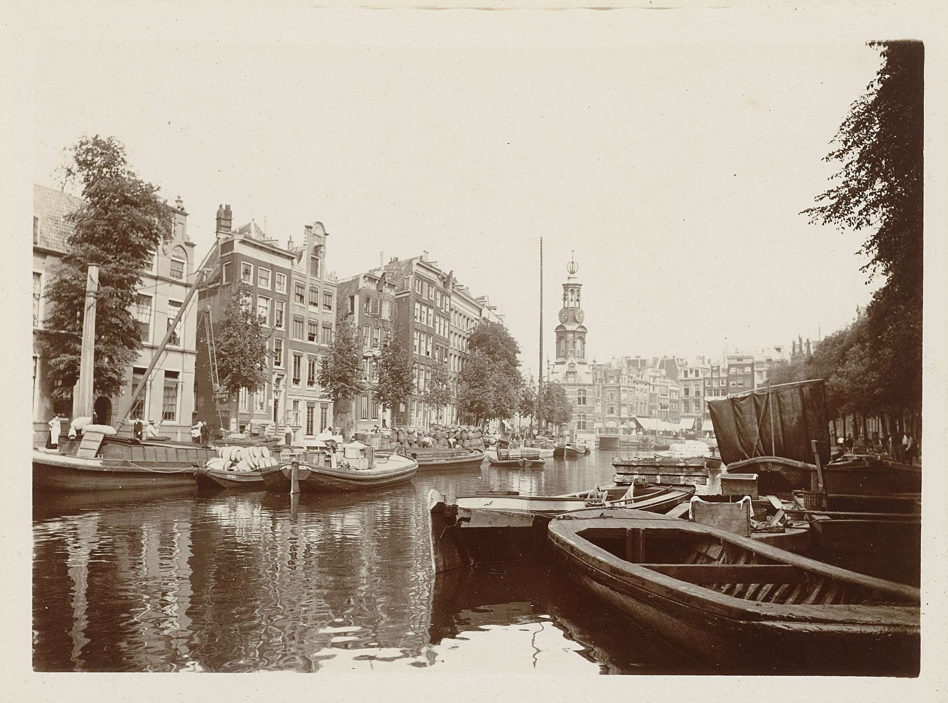 Gezicht op het Singel, in de verte de Munttoren by James Higson