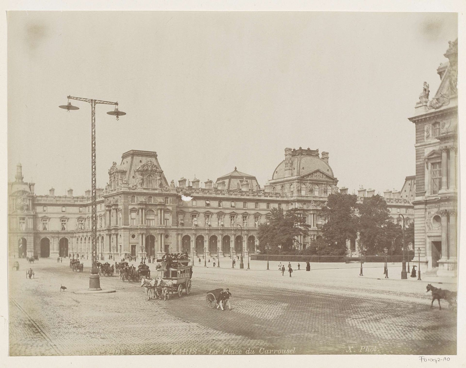 Place du Caroussel in Parijs met voorbijgangers, paardenkoetsen en een paardentram by X phot.