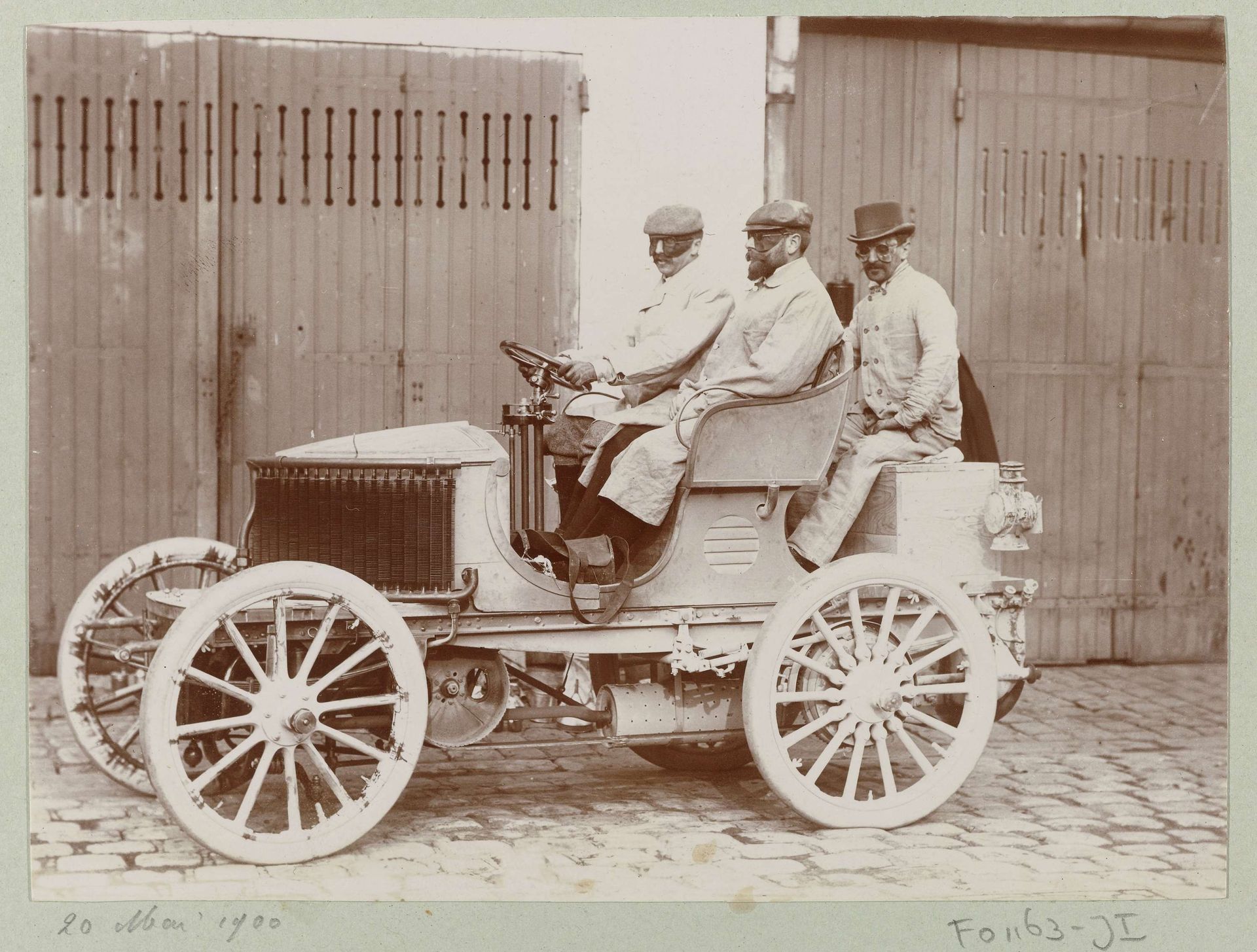 Drie mannen met stofbrillen in een automobiel, vermoedelijk in Frankrijk by Delizy