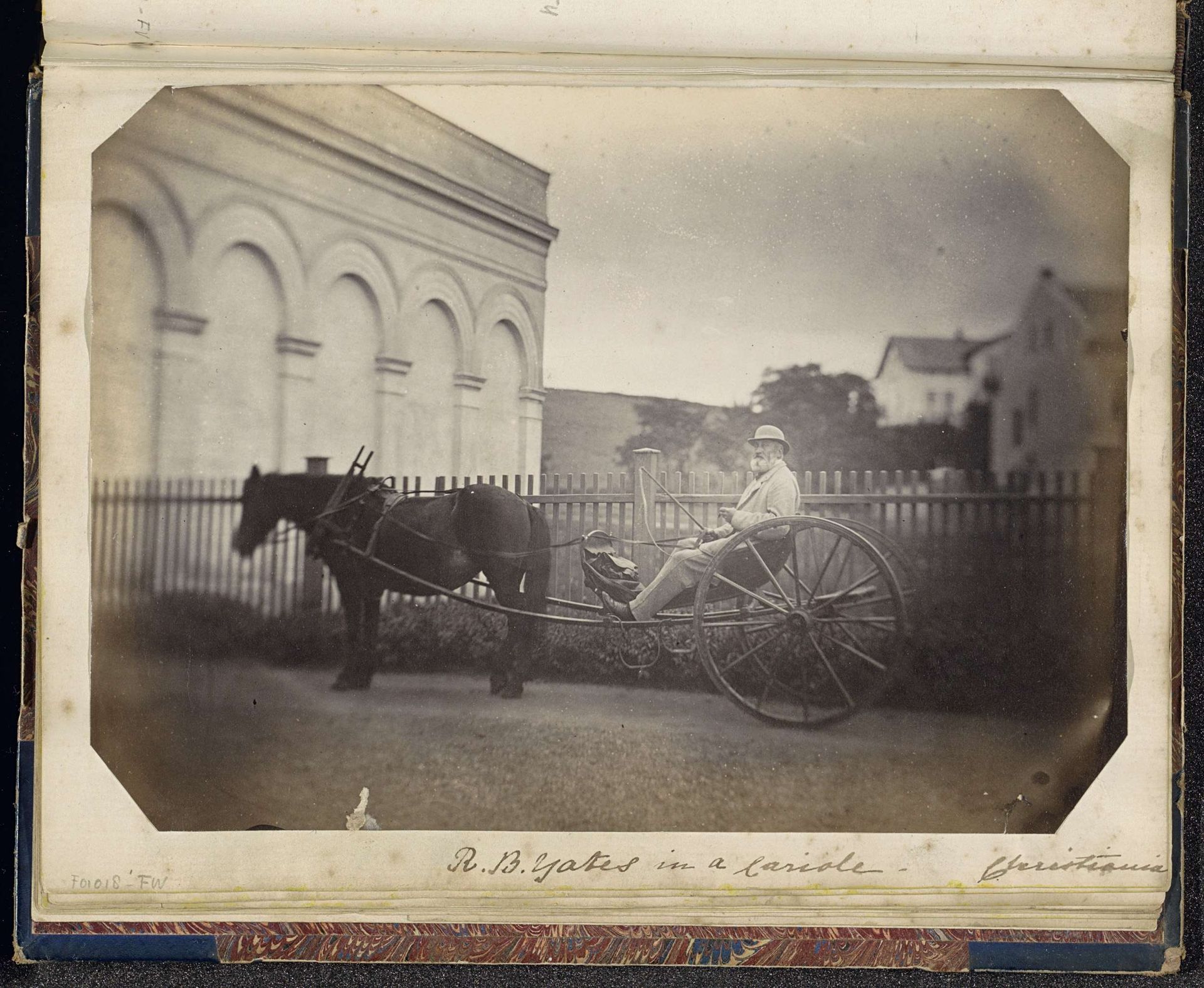 R.B. Yates in een rijtuig in Christiania by Anonymous