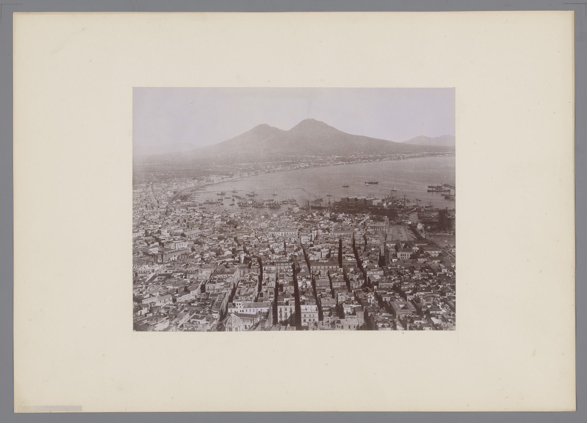 Gezicht op Napels, met de Vesuvius op de achtergrond, Italië by Giorgio Sommer