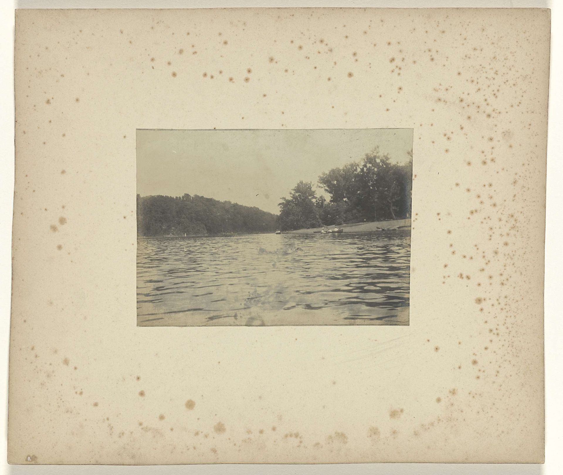 Roeiboten en een zwemmer, Meramec rivier, tijdens de wereldtentoonstelling in St. Louis (Louisiana Purchase Exposition), 1904 by Jan Schüller