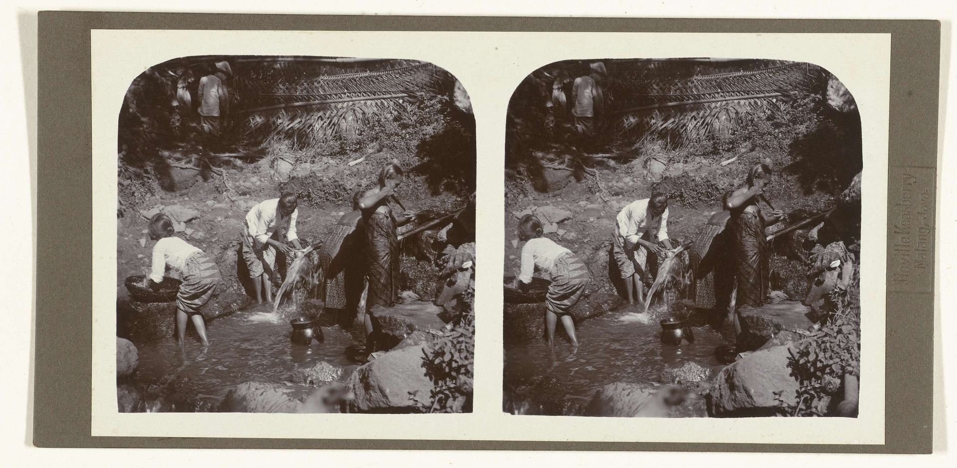 Vier wassende Javaanse vrouwen in een waterpoel by Neville Keasberry