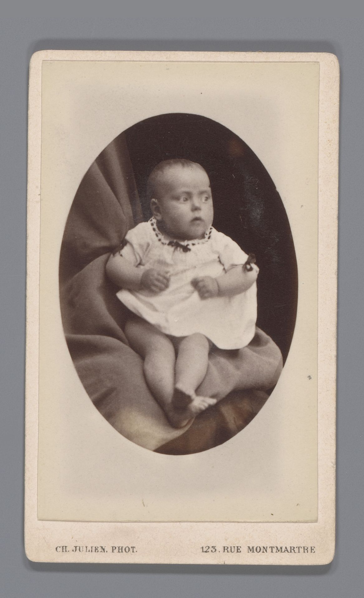 Portret van een onbekende baby by Ch. Julien