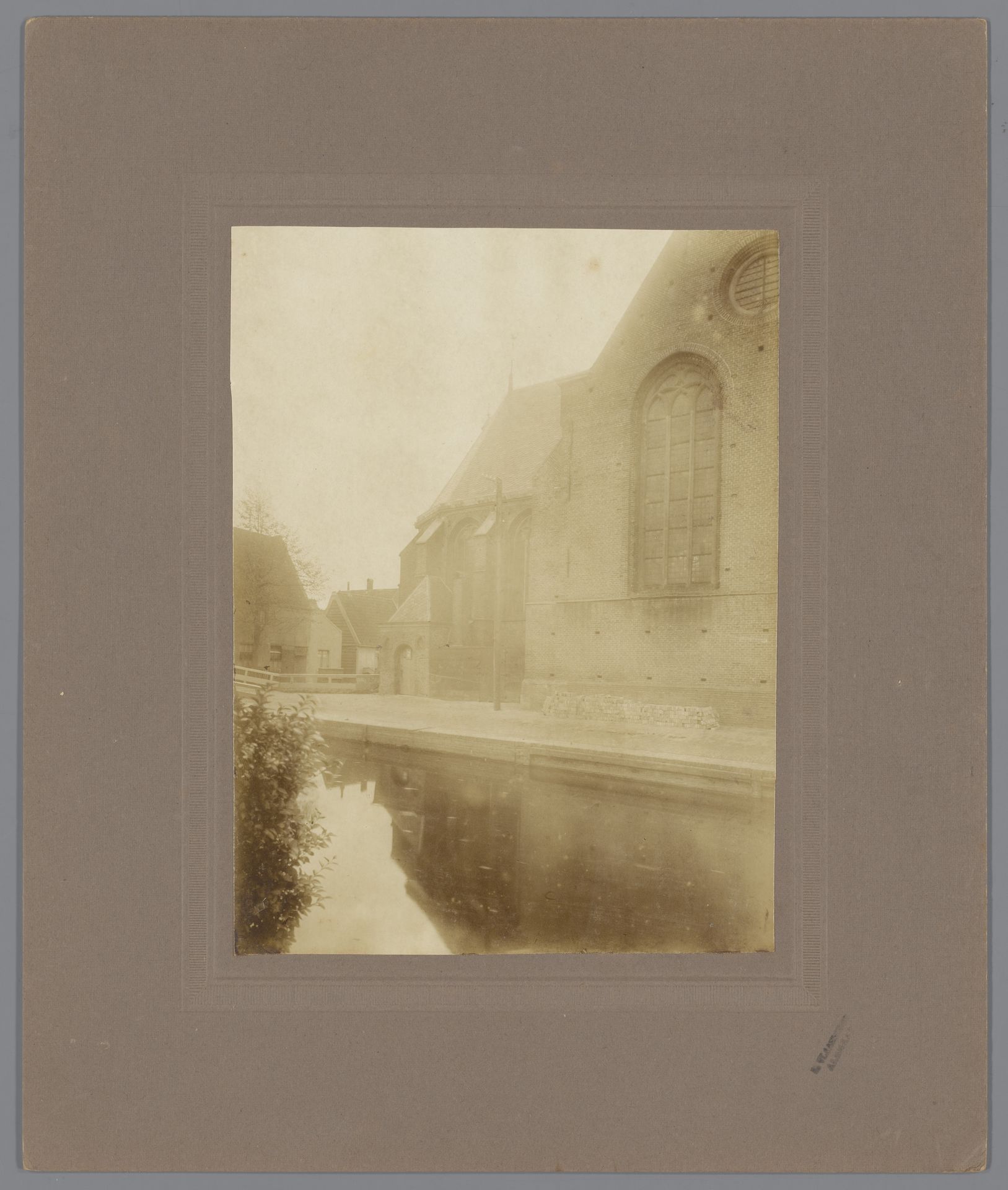 Aanzicht op Nederlands Hervormde Kerk in De Rijp, Noord-Holland by Leonard Vlaanderen