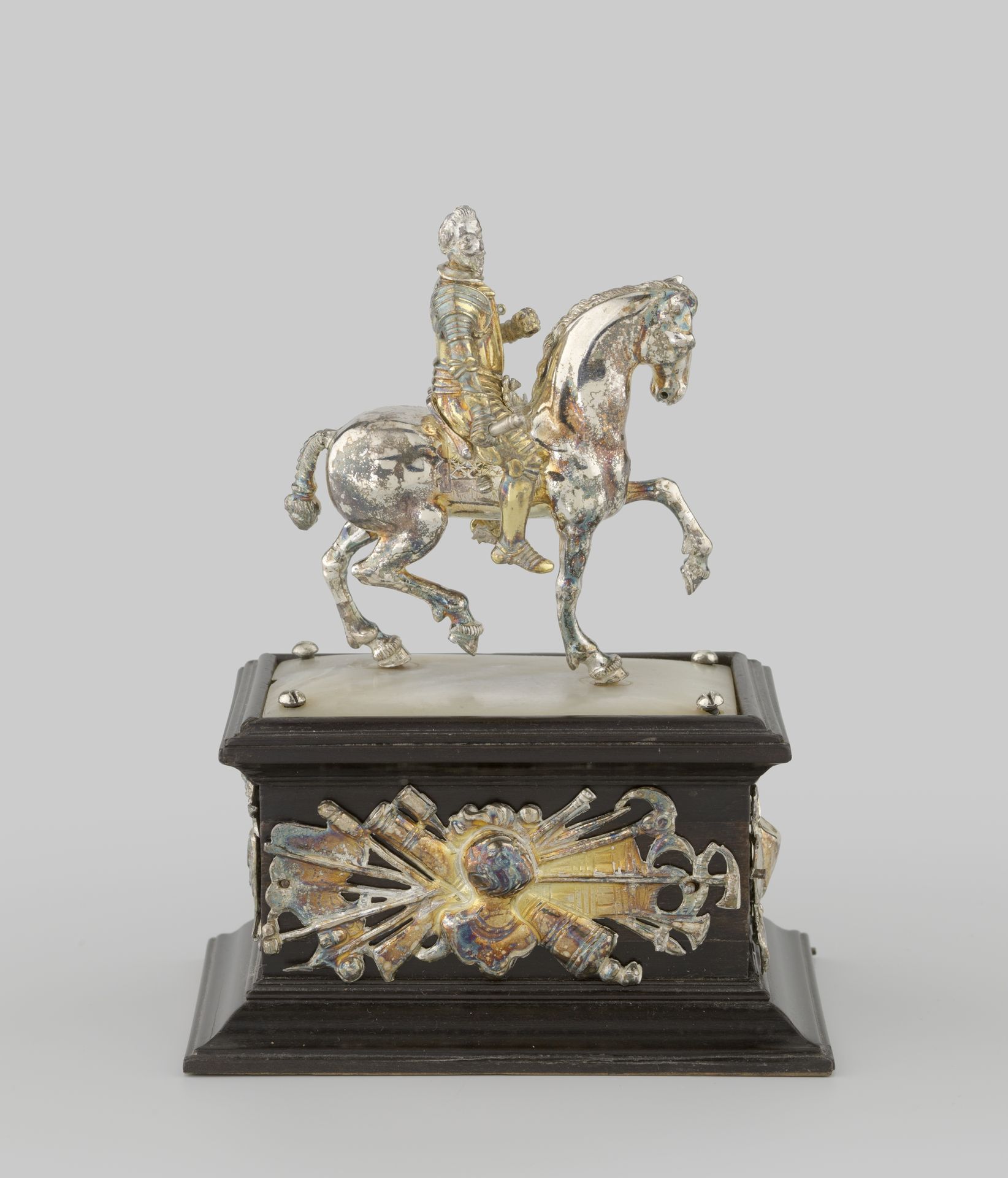 Ruiterstandbeeld van zilver, vermoedelijk Keizer Ferdinand III of Matthias by Anonymous