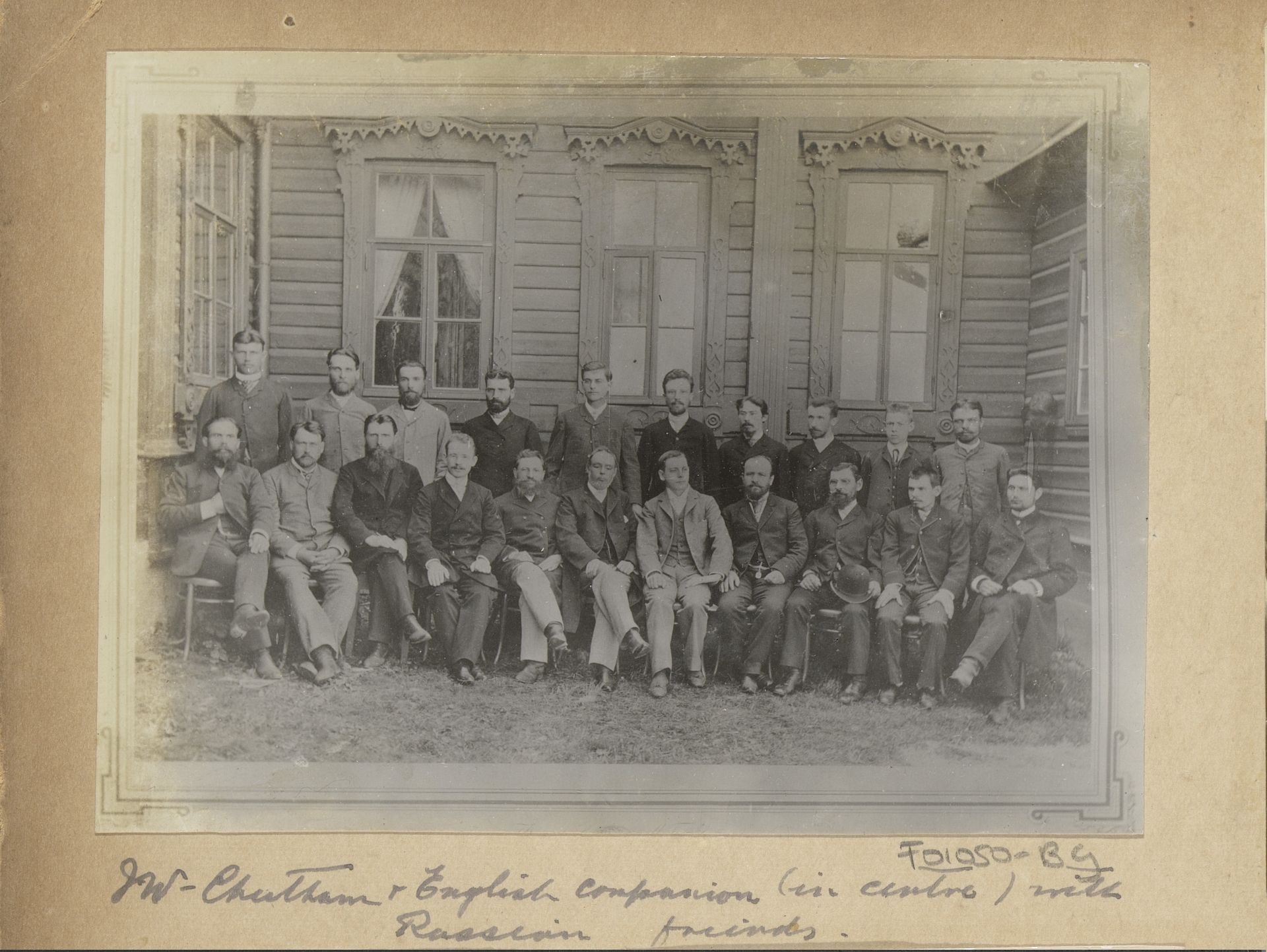 Fotoreproductie van een foto voorstellend een groepsportret van Joseph Cheetham (vooraan, midden) samen met Engelse en Russische vrienden by Joseph Cheetham
