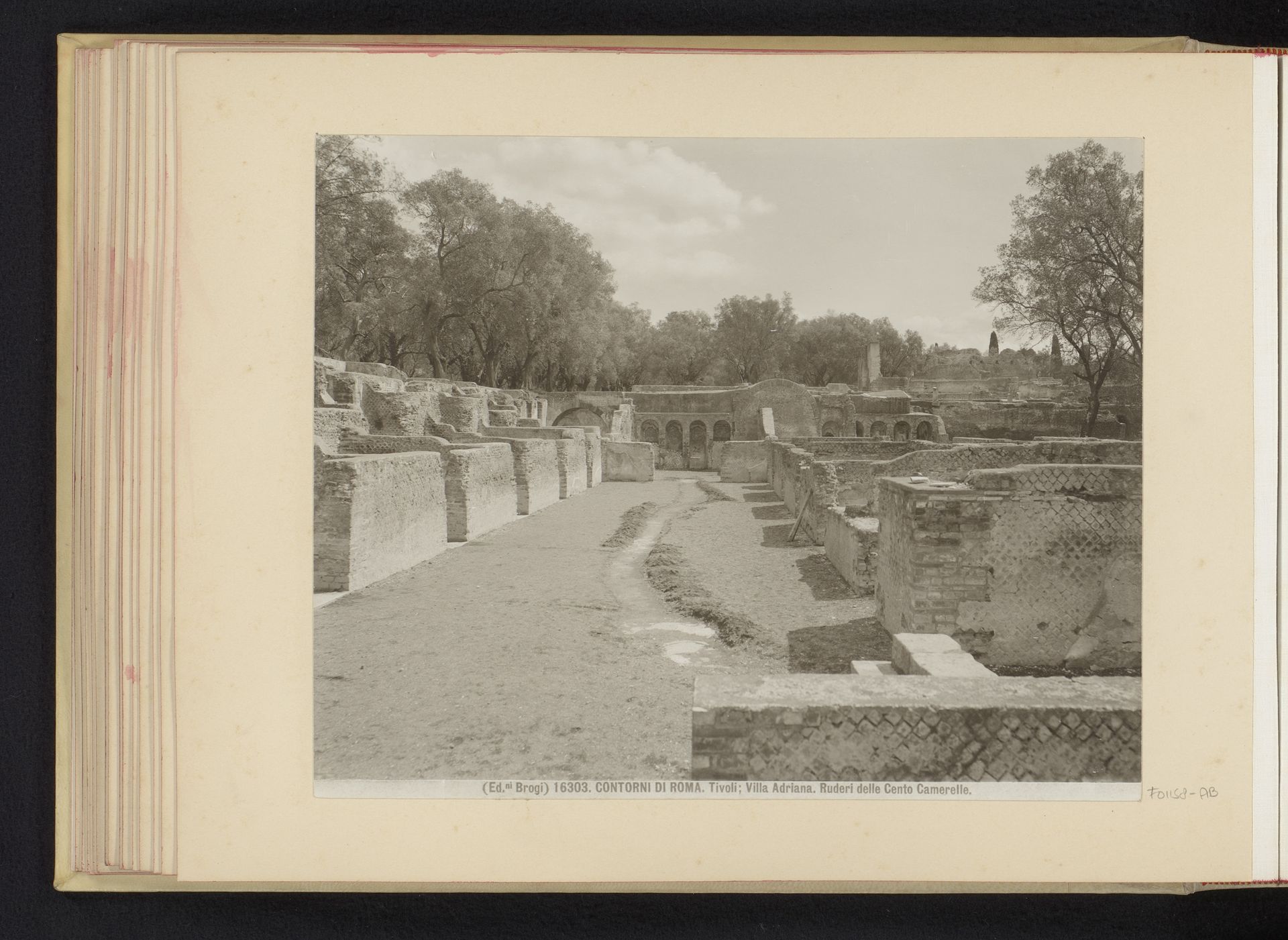 Ruïnes van de Villa Adriana te Tivoli by Edizione Brogi