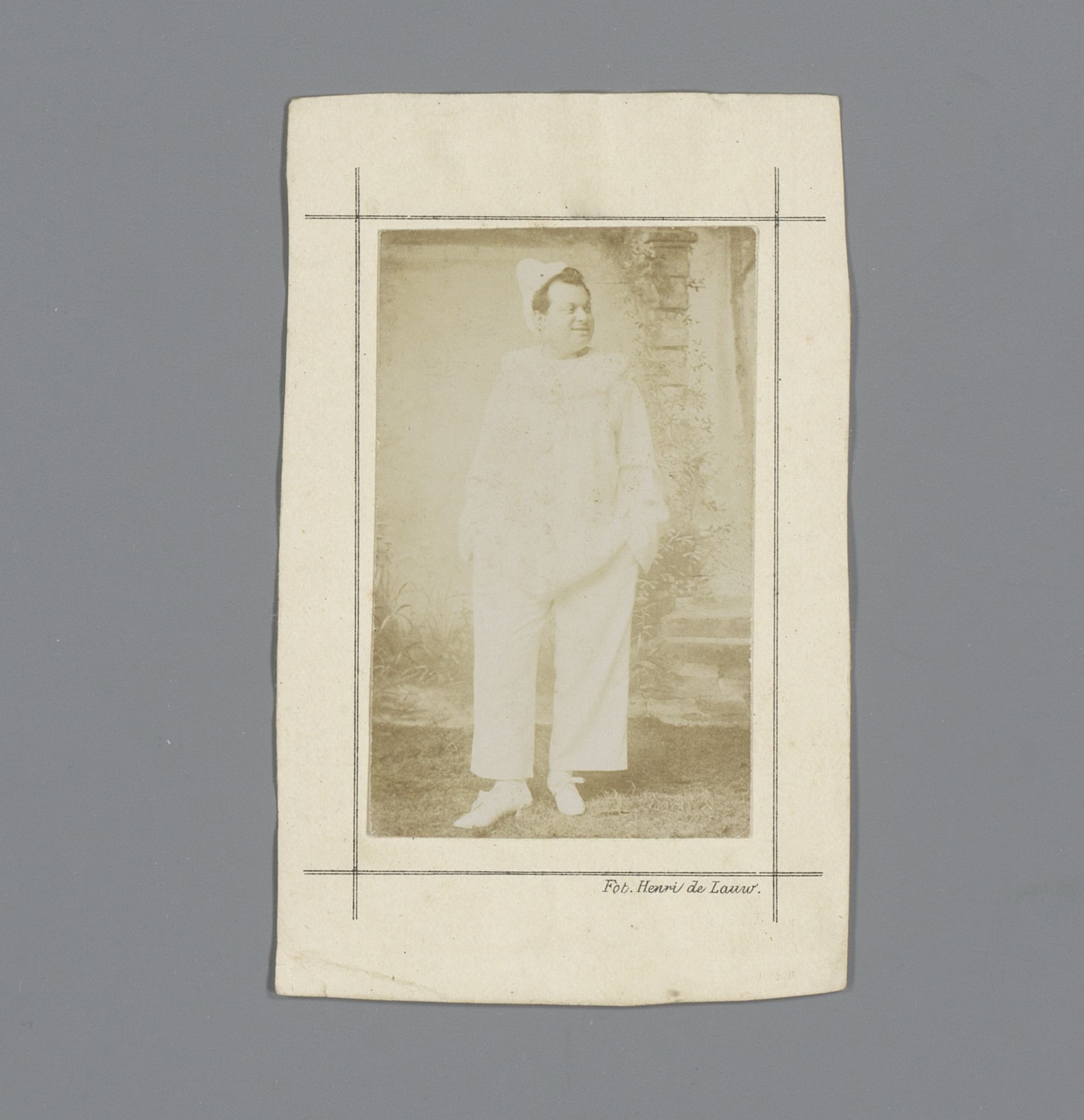 Portret van een onbekende man verkleed als clown by Henri de Louw