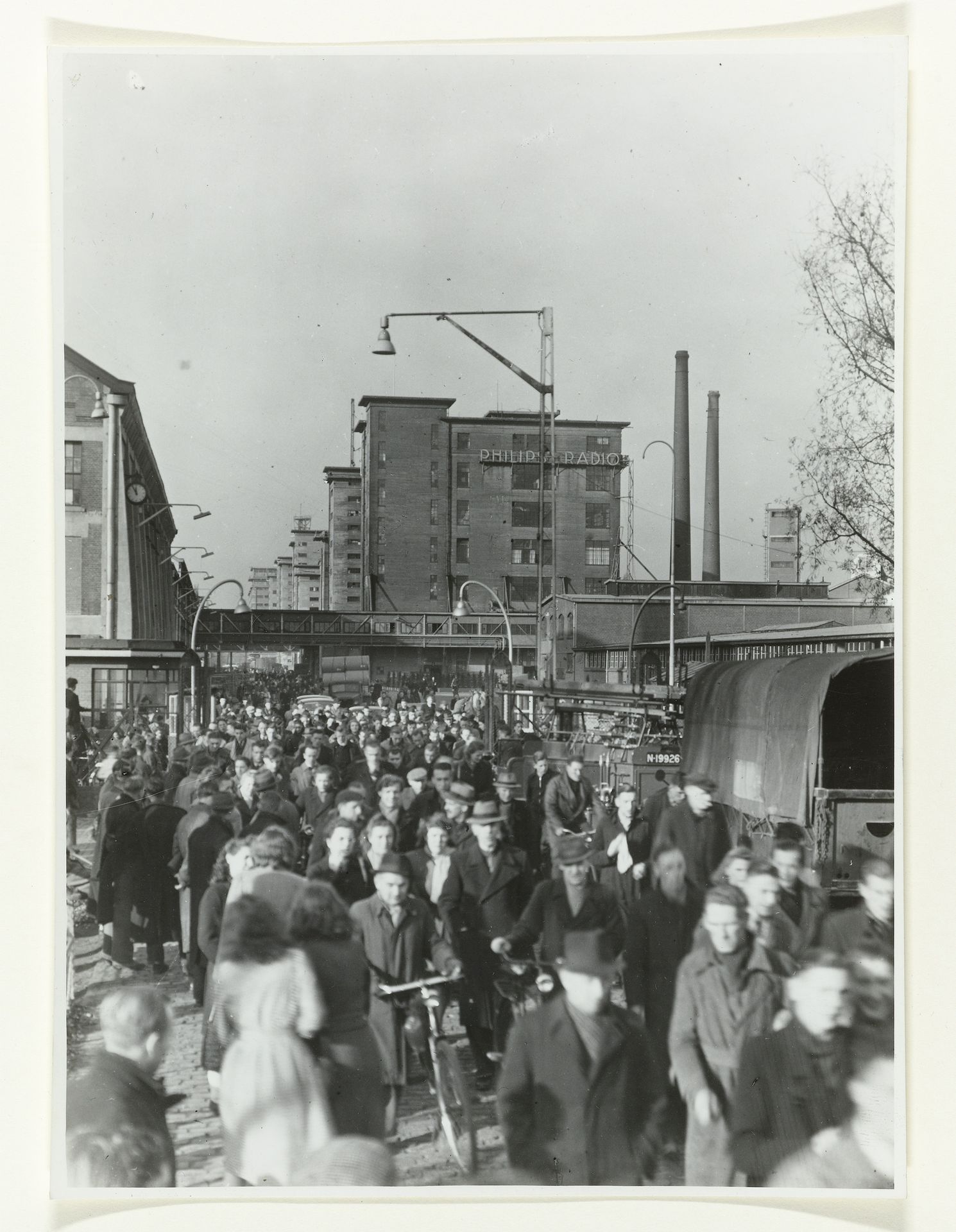 Het uitgaan van de Philips fabriek by Fototechnische Dienst N.V. Philips Gloeilampenfabrieken