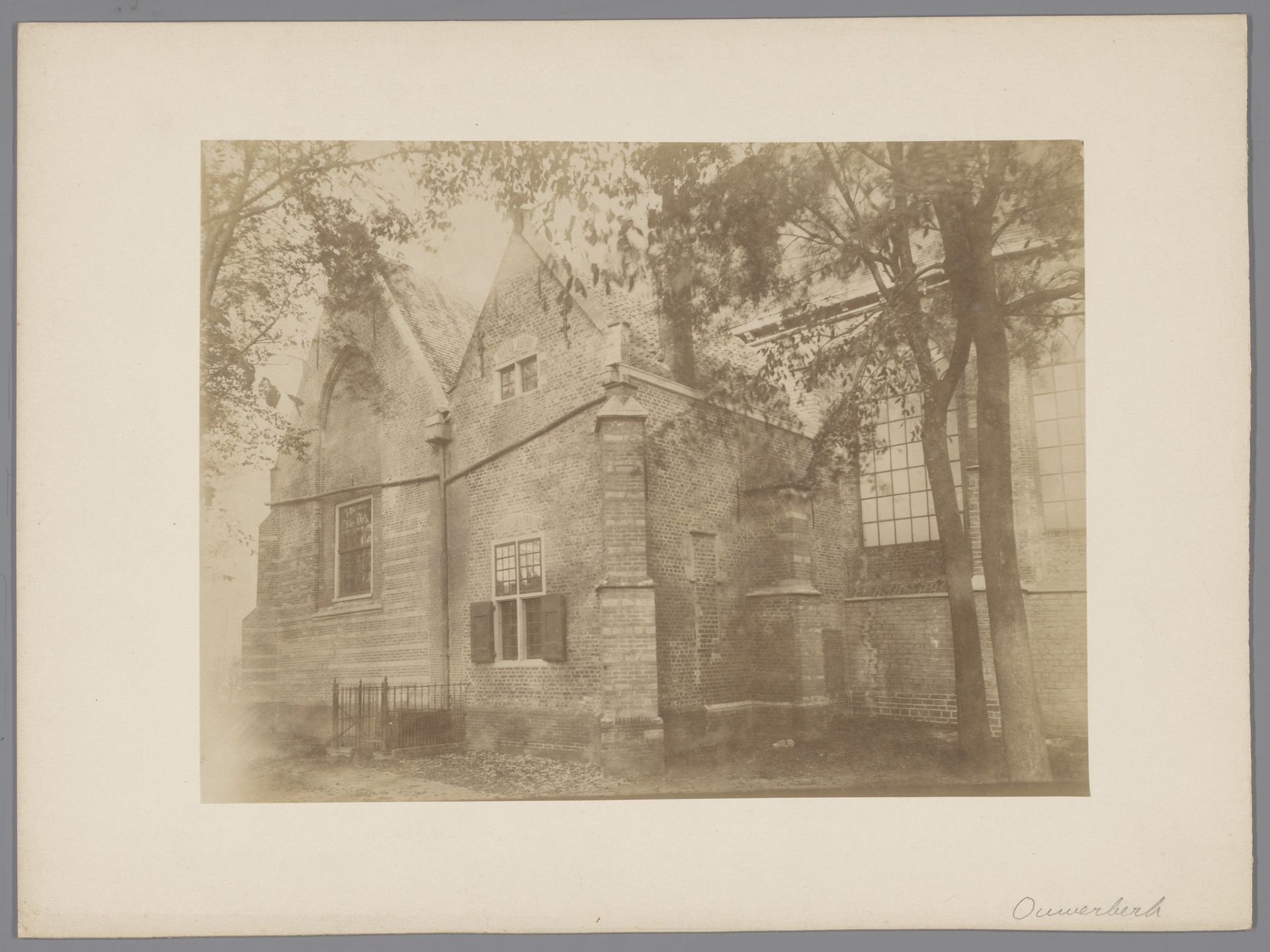 Zuidzijde van Hervormde Kerk te Ouwerkerk by anoniem (Monumentenzorg)