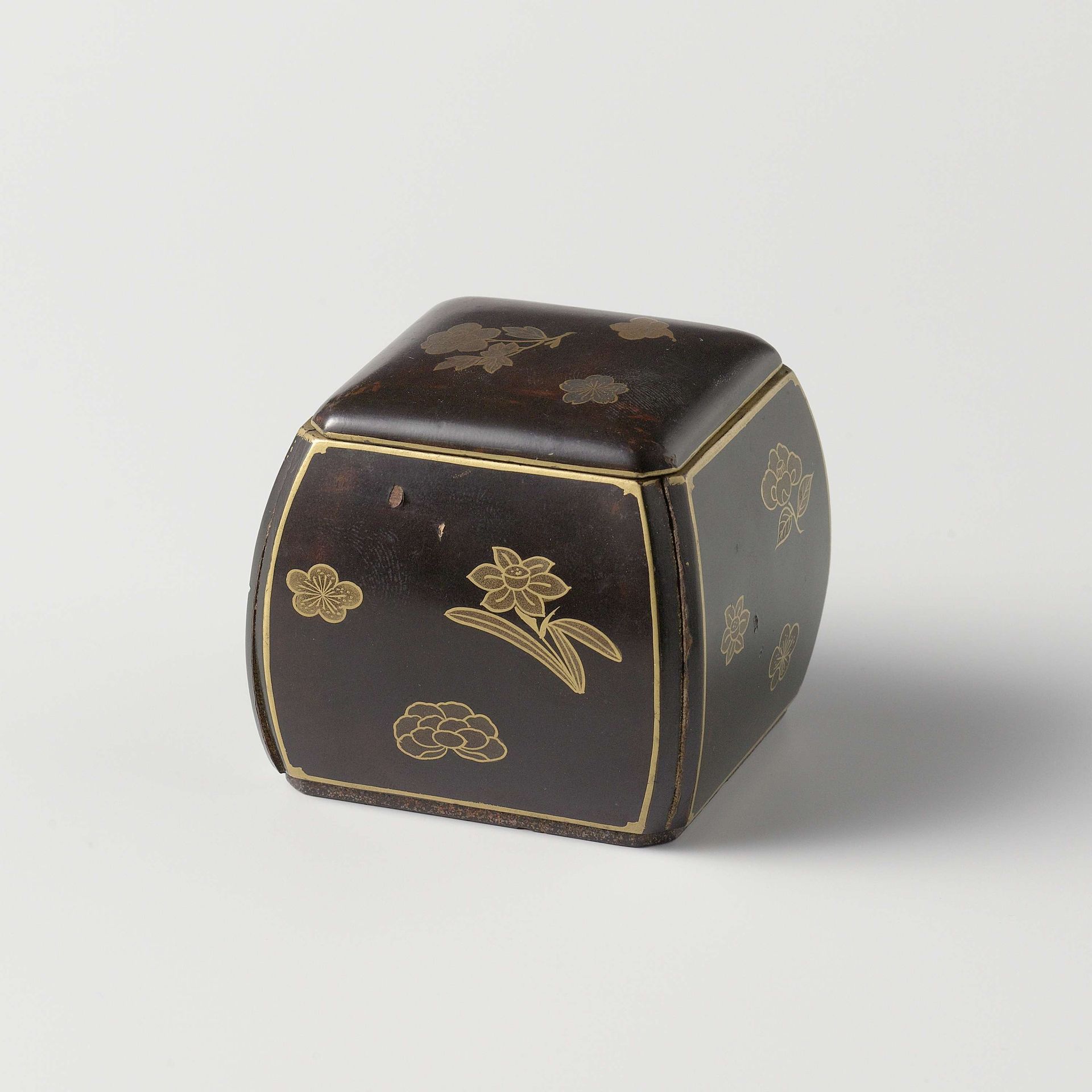 Vierkant doosje, zwarte lak met strooibloemen in goud-makie by Anonymous