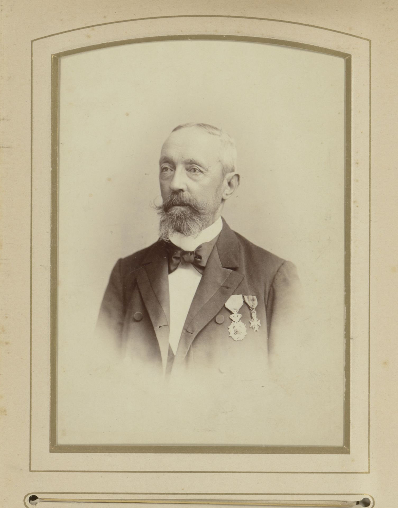 Portret van een man met insignes op zijn jas by Edouard Fabronius
