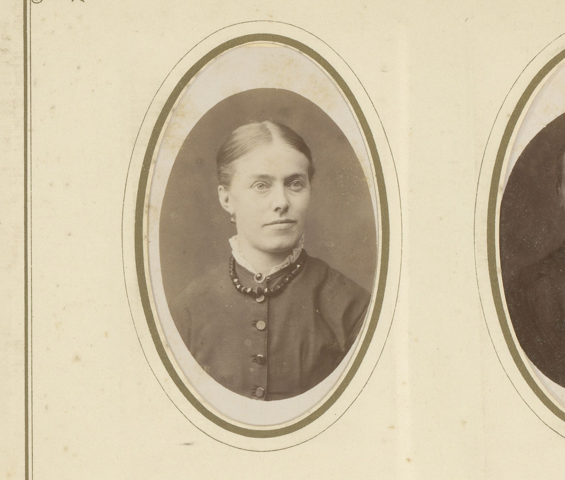 Portret van een vrouw met halsketting by B.J. Pottjewijd