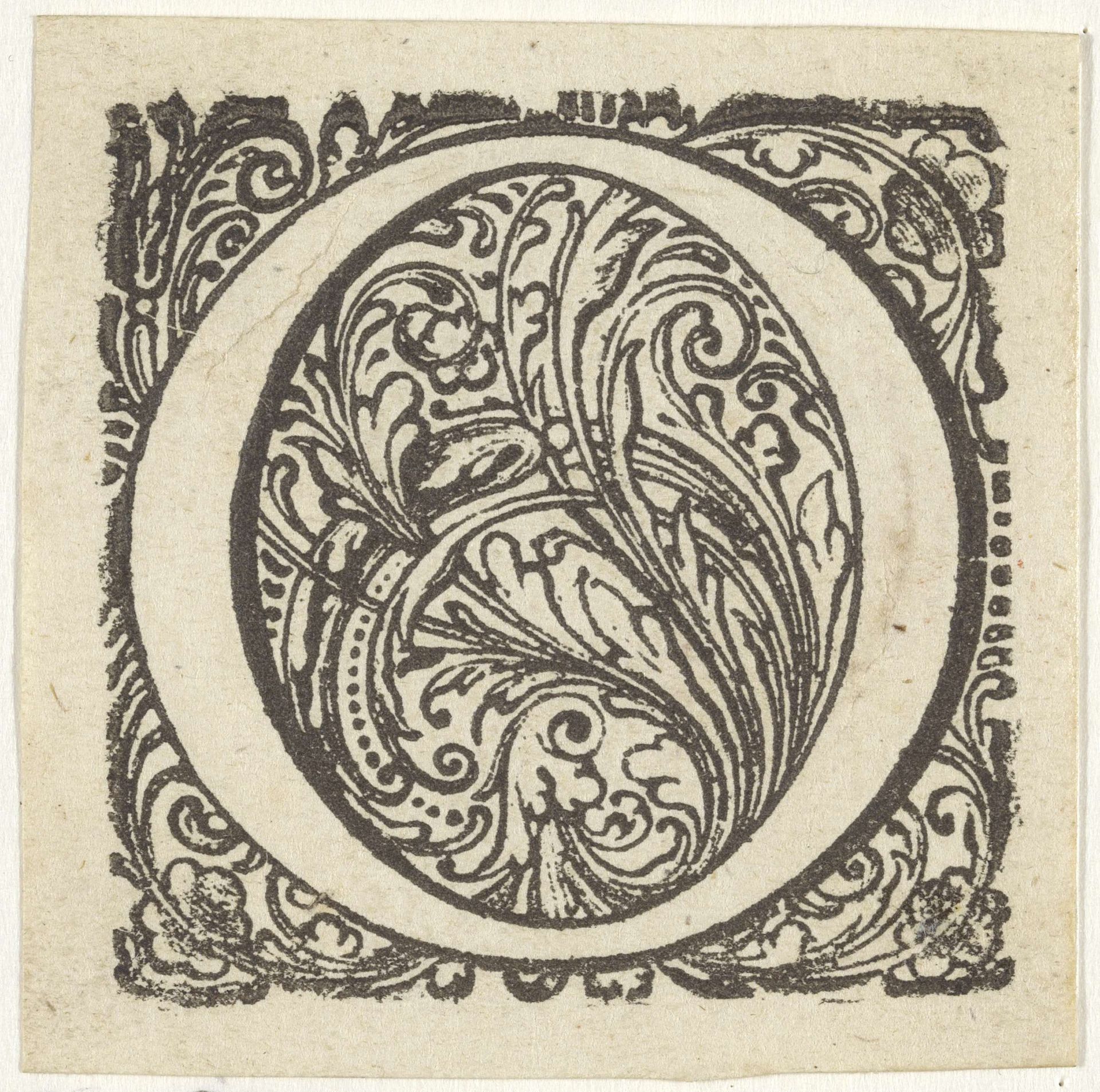 Letter O in een geornamenteerde omlijsting by Anonymous