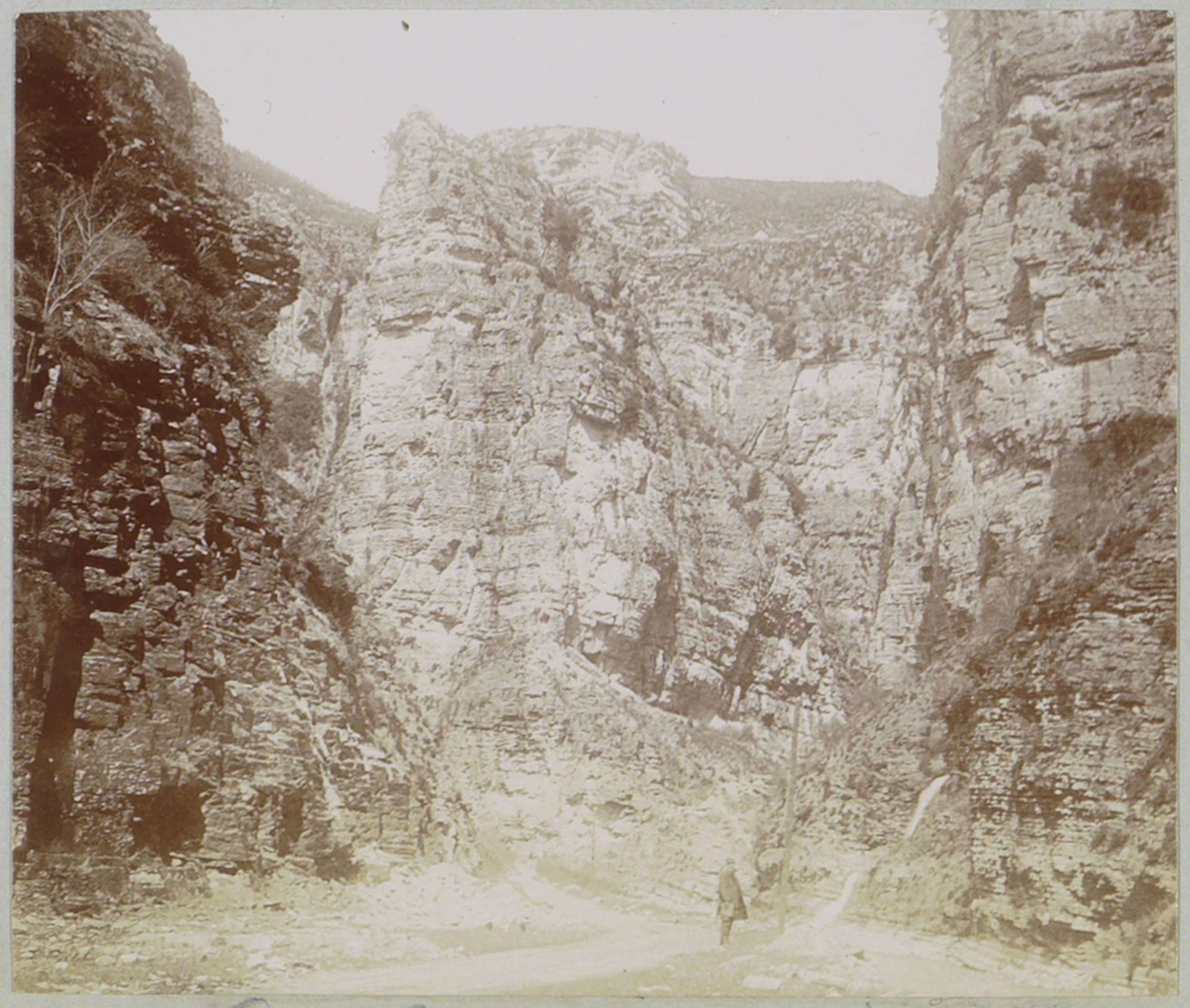 Man in een kloof van de Gorges du Cians in de Alpes-Maritimes by Delizy