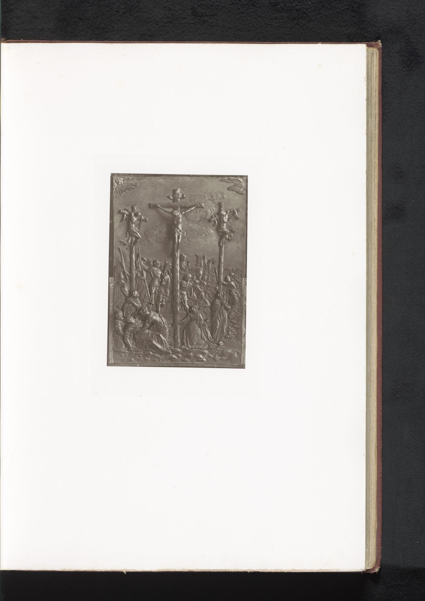 Metalen reliëf opgesteld tijdens de Exposition Rétrospective van 1873 in Tours, Frankrijk, afgebeeld de kruisiging van Christus by Gabriel Blaise
