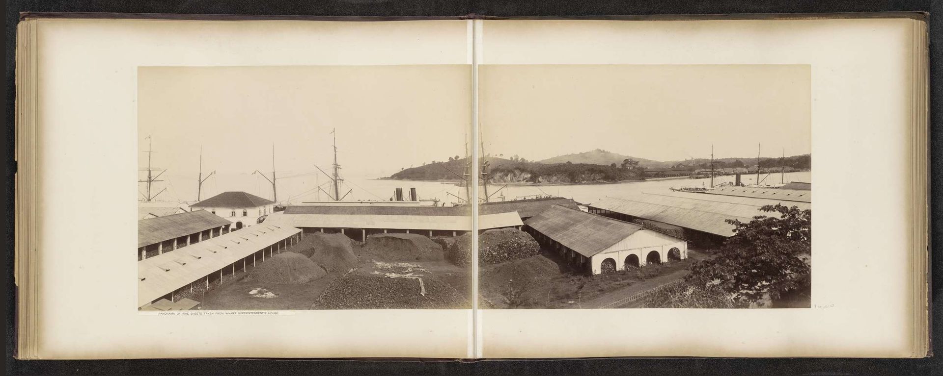 Gezicht op de gebouwen, kades en omgeving van de Tanjong Pagar Dock Co. Ltd. in Singapore by G.R. Lambert & Co.