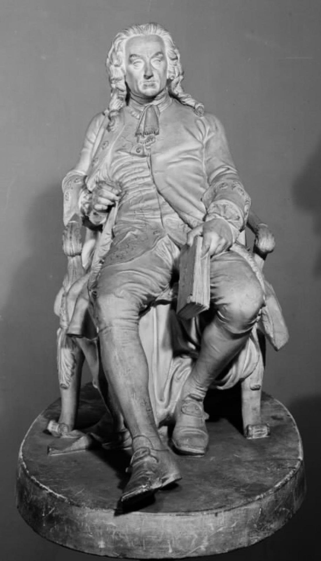 Ludvig Holberg siddende i en stol by Th. Stein