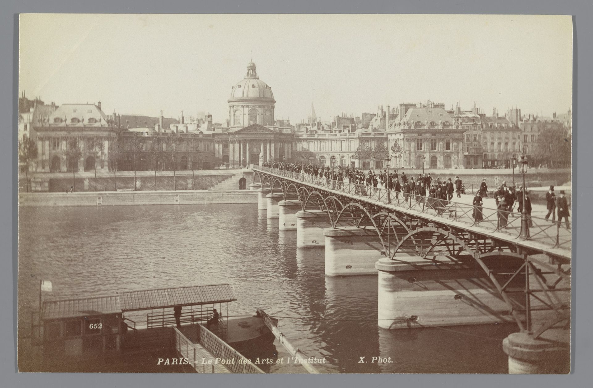 Pont des Arts en het Institut de France, Parijs by X phot.