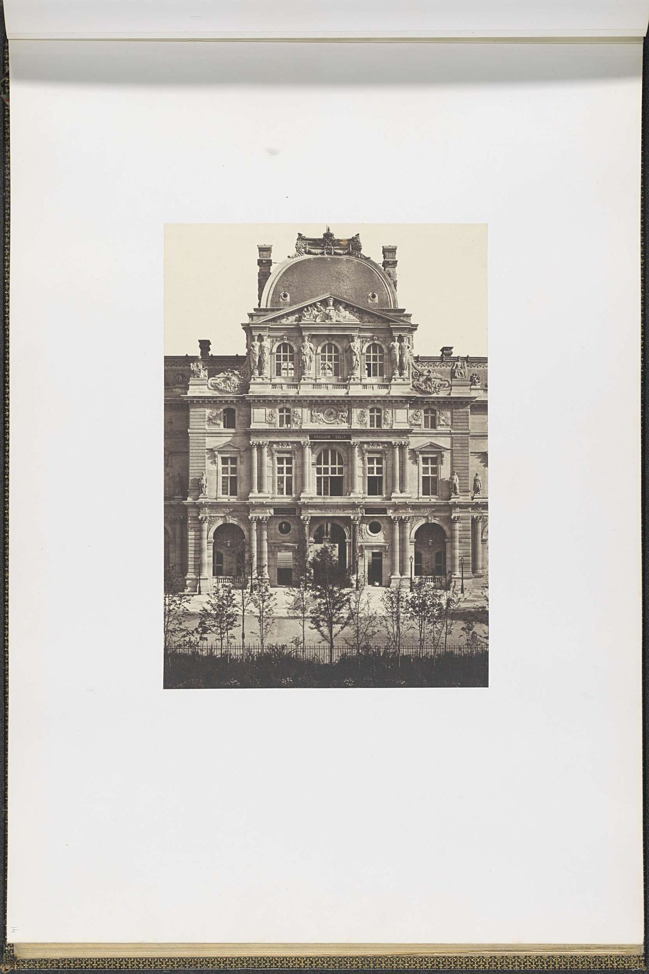 Pavillon Sully in het Palais du Louvre by Edouard Baldus