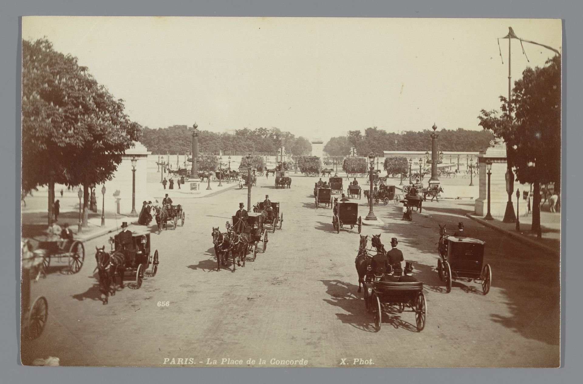 Rijtuigen op Place de la Concorde te Parijs by X phot.