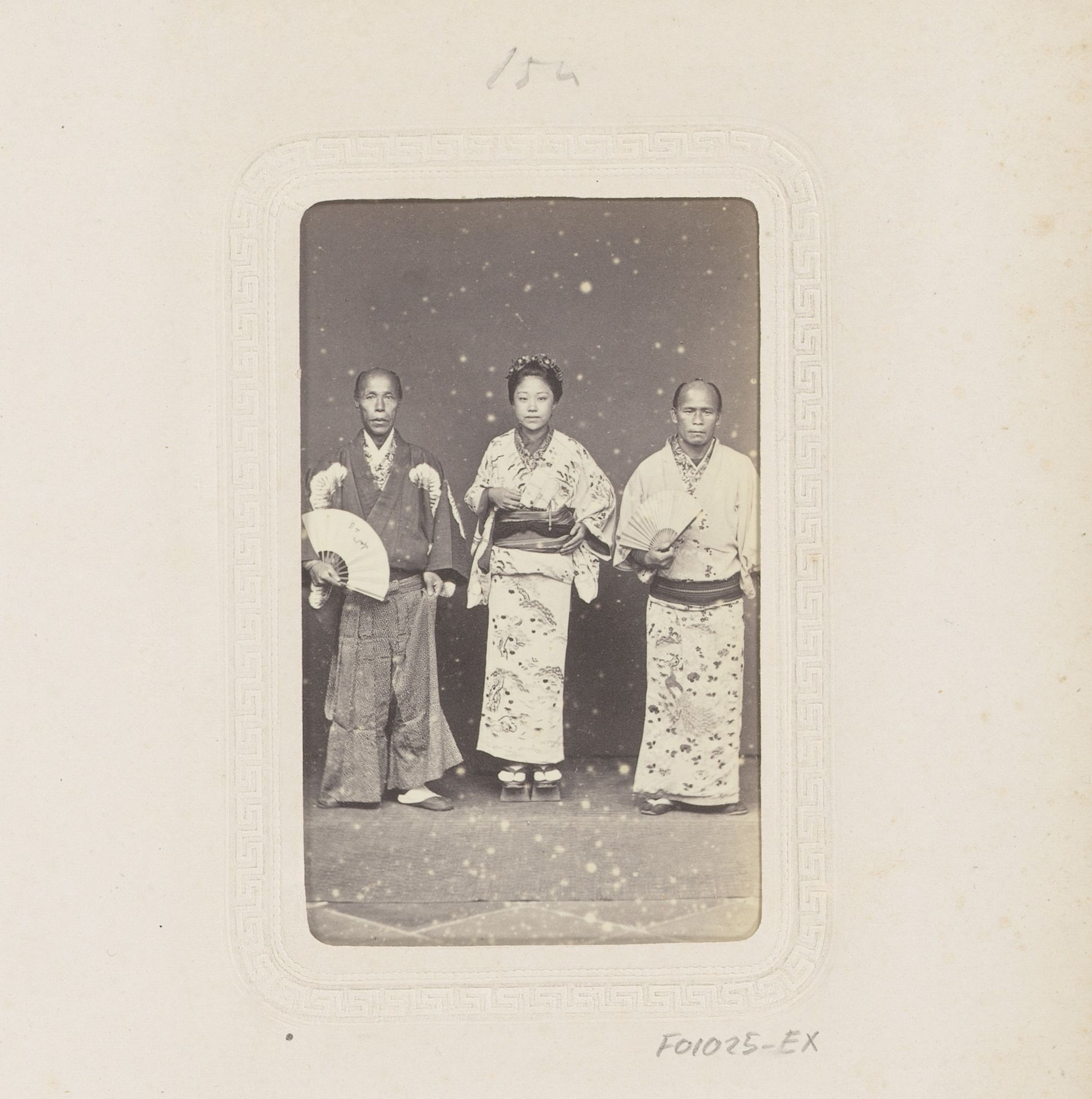 Portret van twee Japanse mannen en een geisha by Woodbury & Page