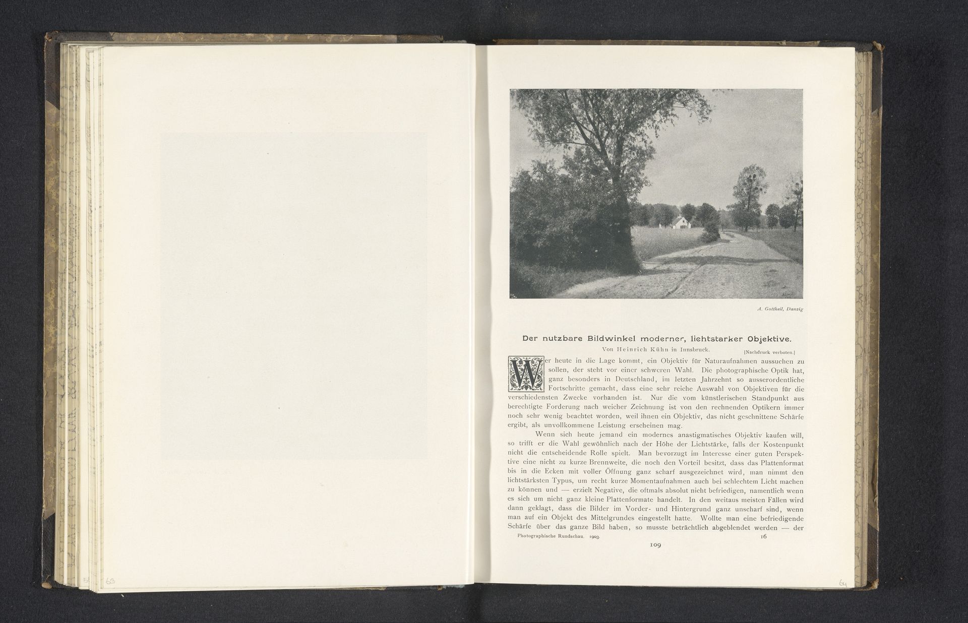 Landweg met bomen, met op de achtergrond een huis by Albert Gottheil