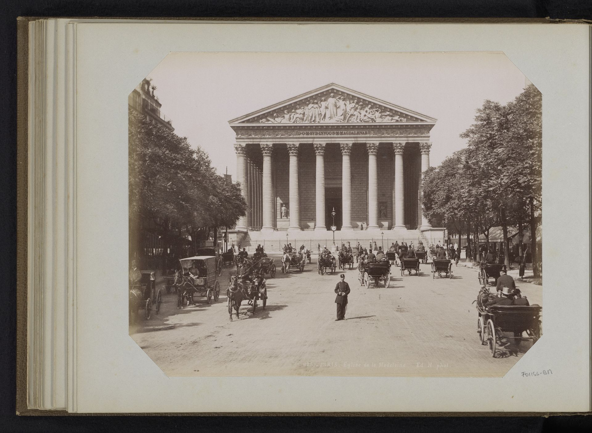 Gezicht op La Madeleine te Parijs by Edouard Hautecoer