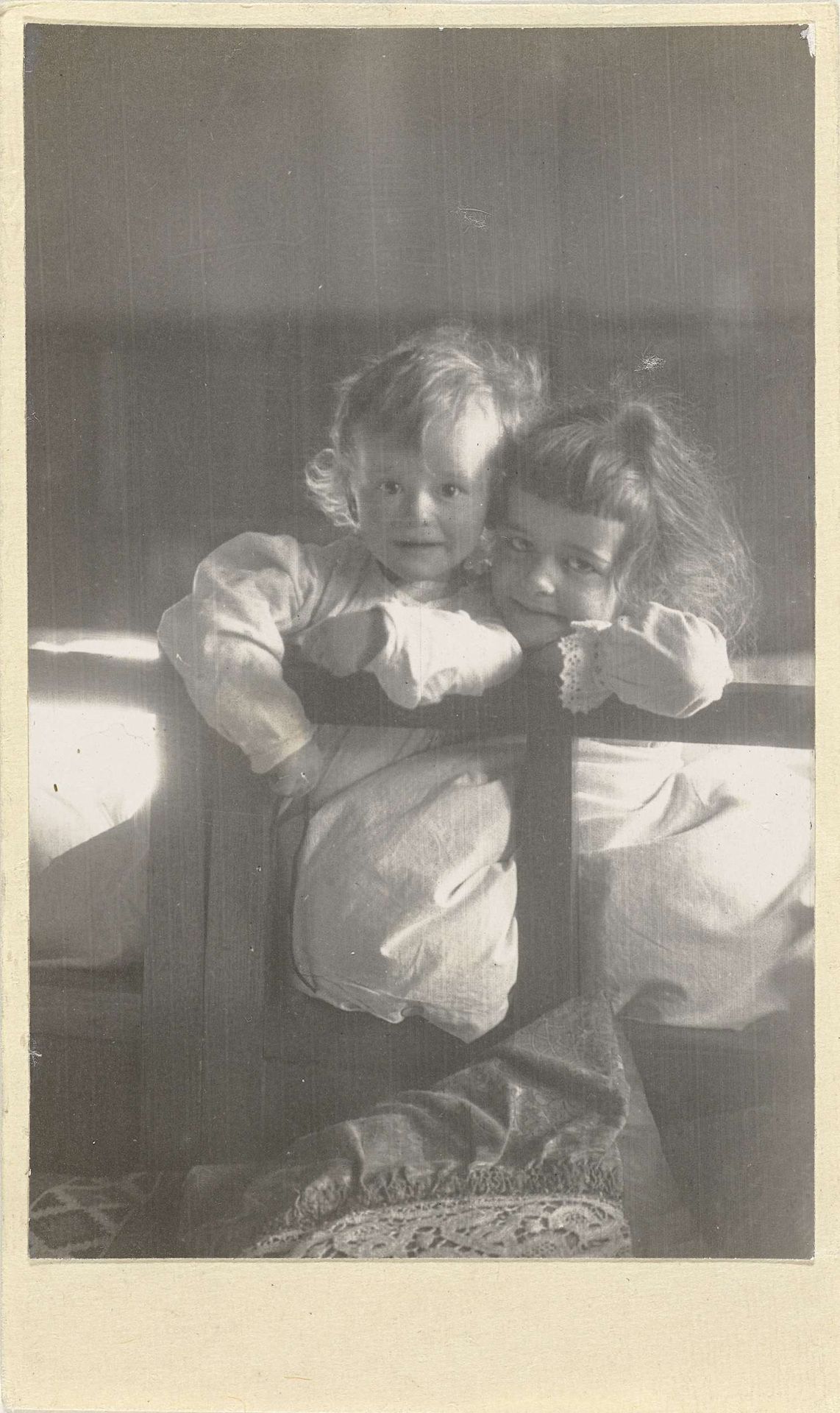 Portret van Marba en Eckart Titzenthaler, kinderen van de fotograaf by Waldemar Titzenthaler