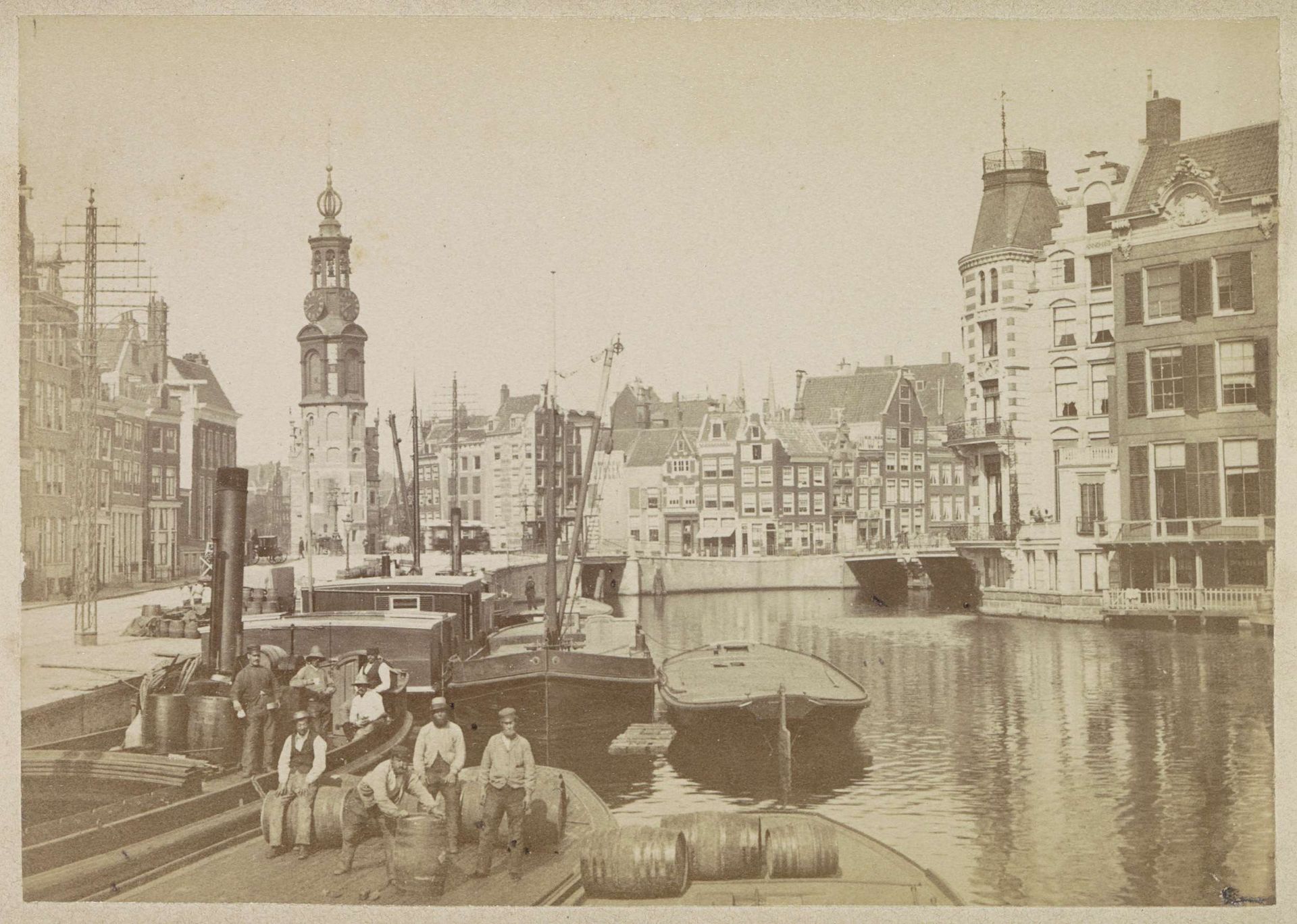 Gezicht op de Binnen-Amstel richting de Munttoren by Andries Jager