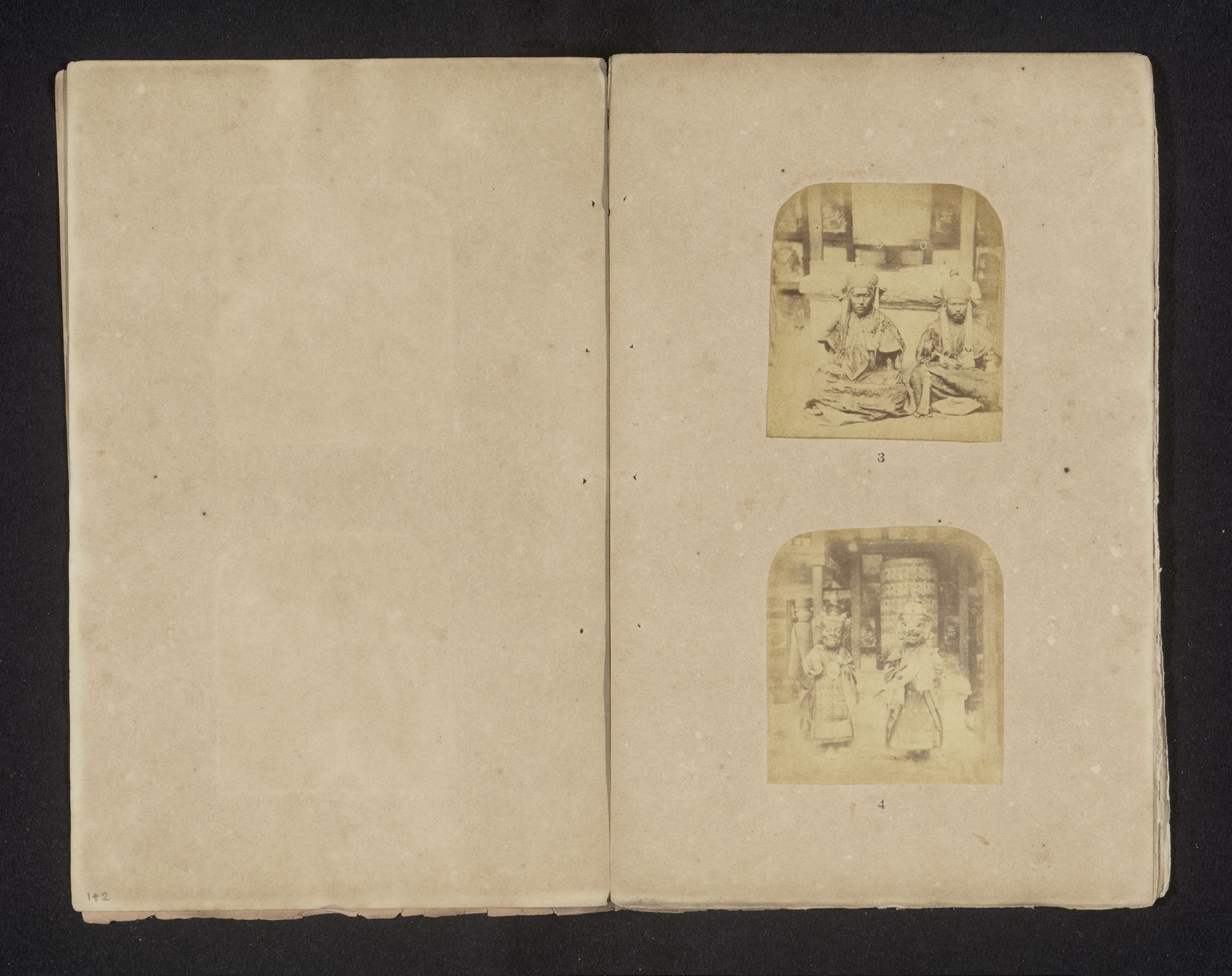 Twee acteurs in kostuum uit een toneelstuk in India by Melville Clark