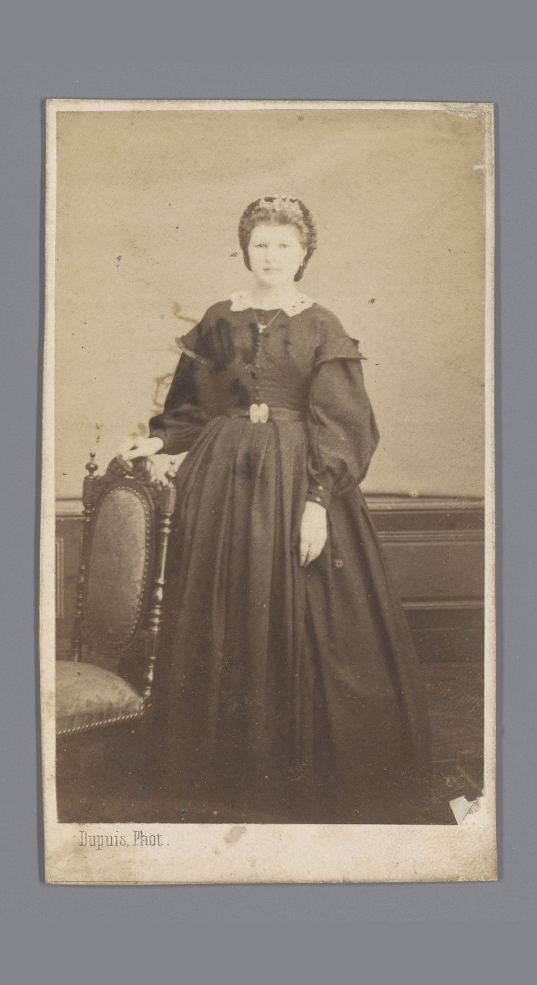 Portret van een onbekende vrouw bij een stoel by Dupuis (fotograaf)