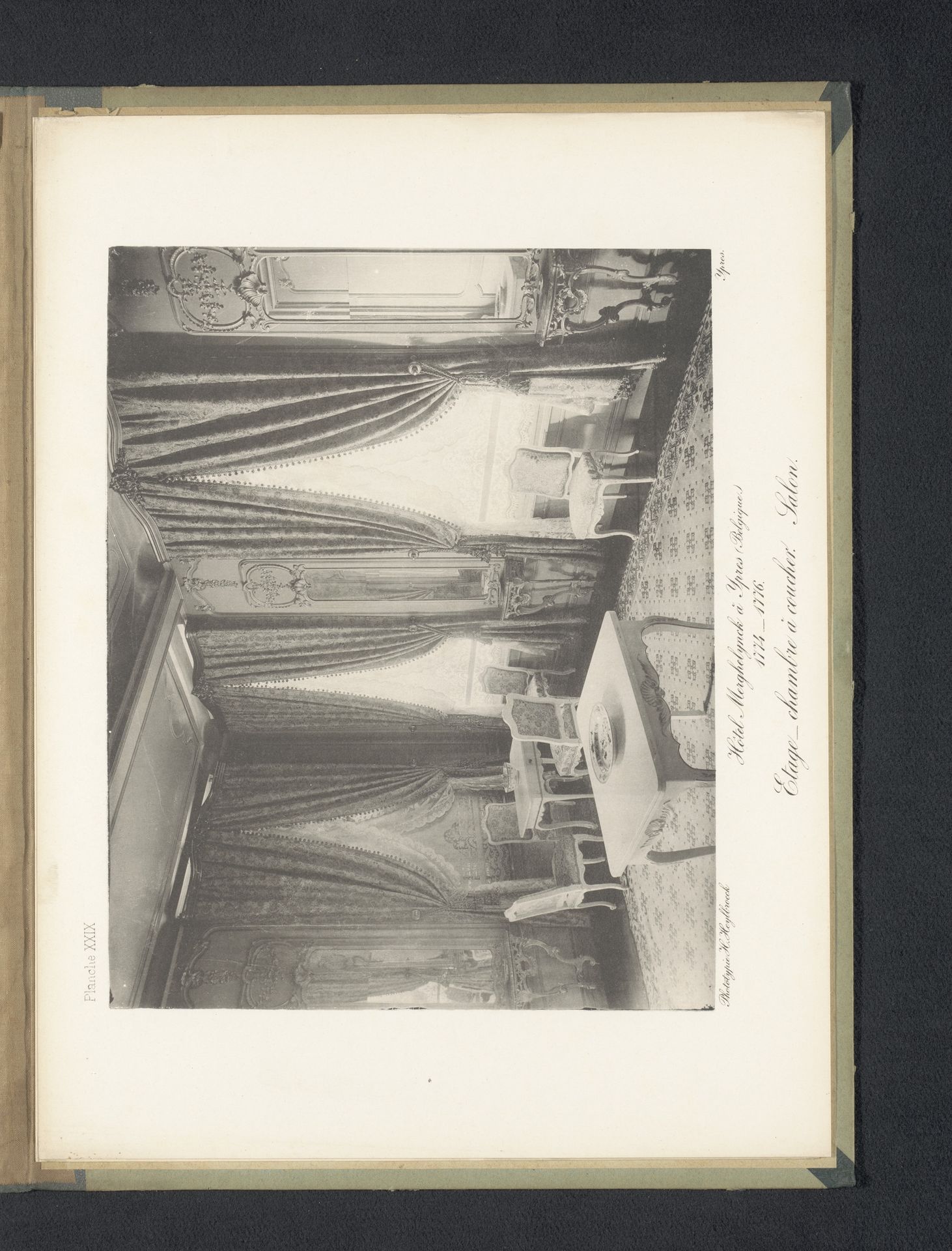 Zitgedeelte van een slaapkamer op de eerste verdieping van Hotel Merghelynck in Ieper, België by Hector Heylbroeck